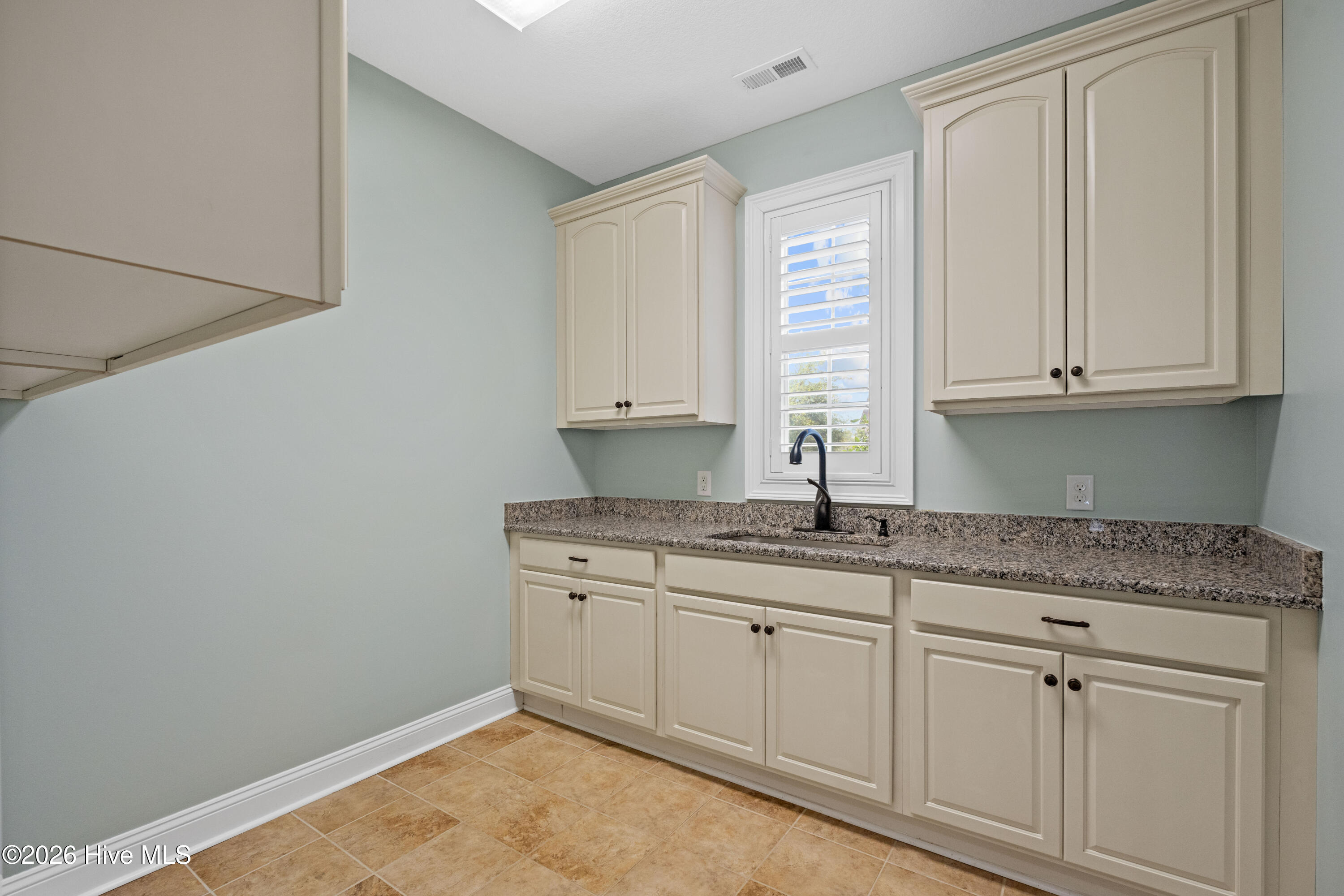 100565289 | Photo 45