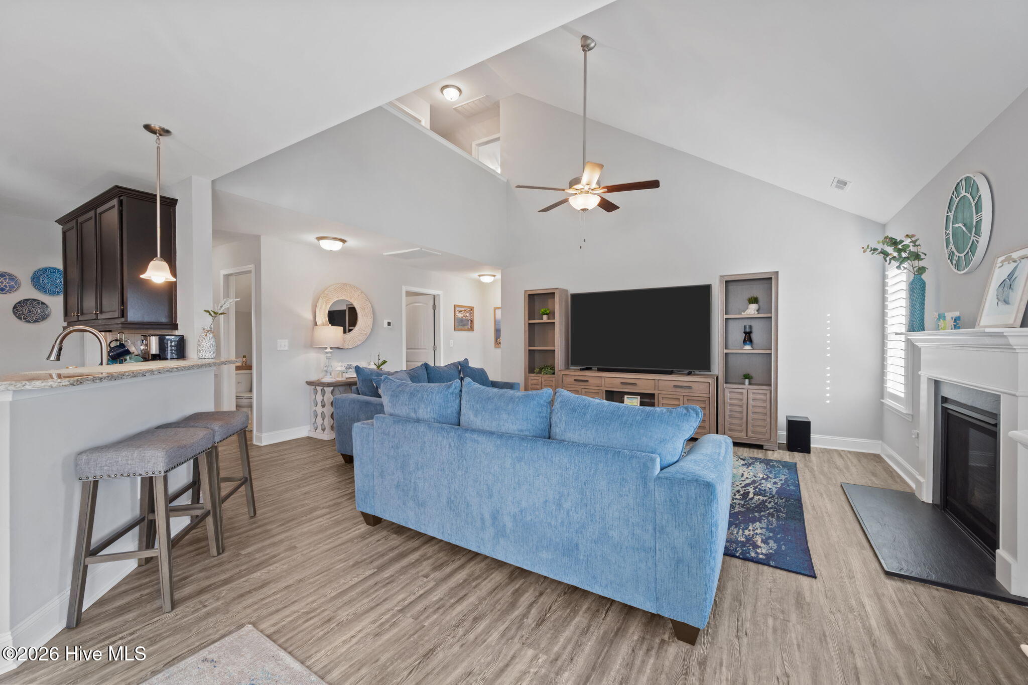 100561377 | Photo 16