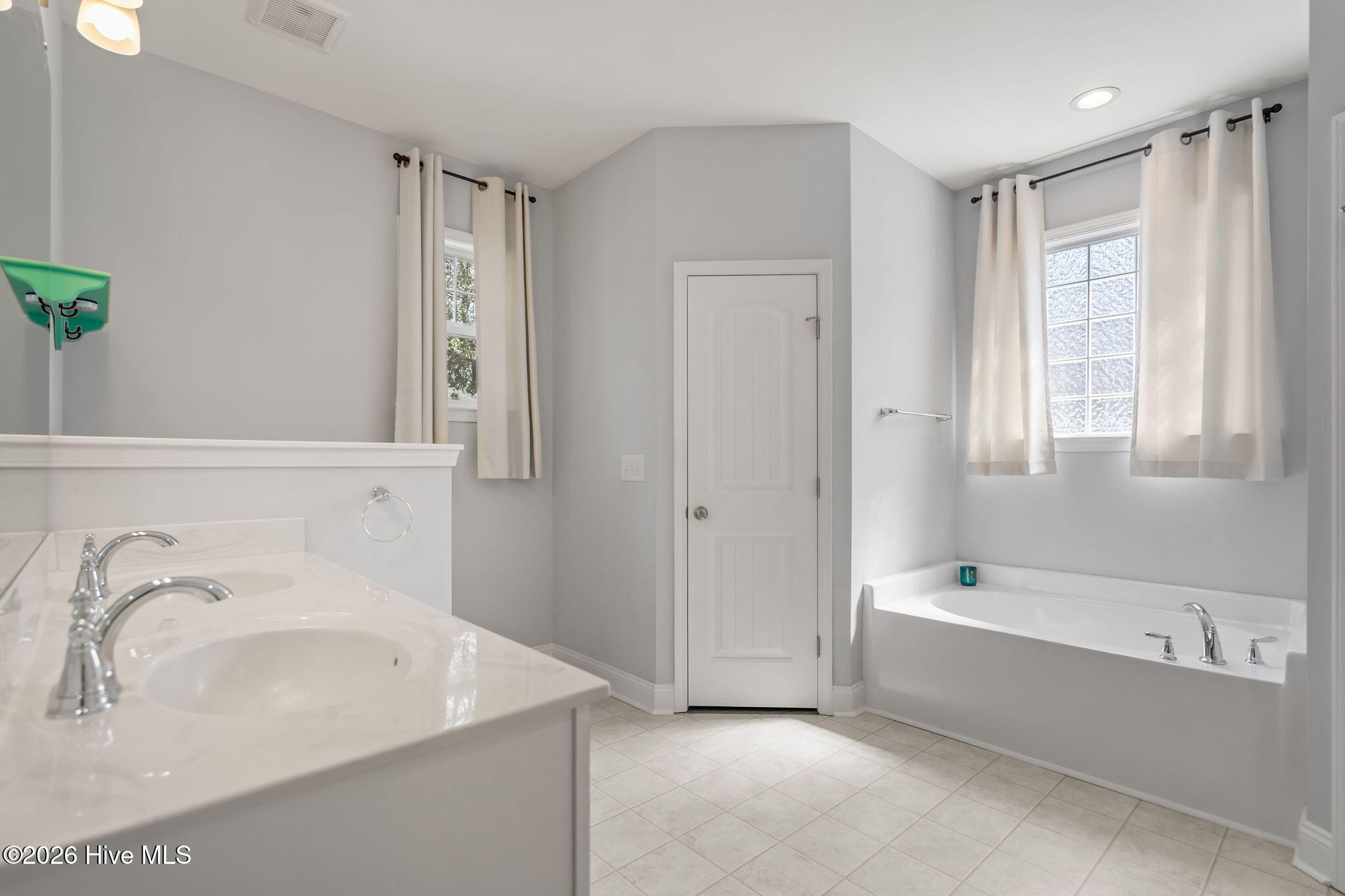 100563124 | Photo 26