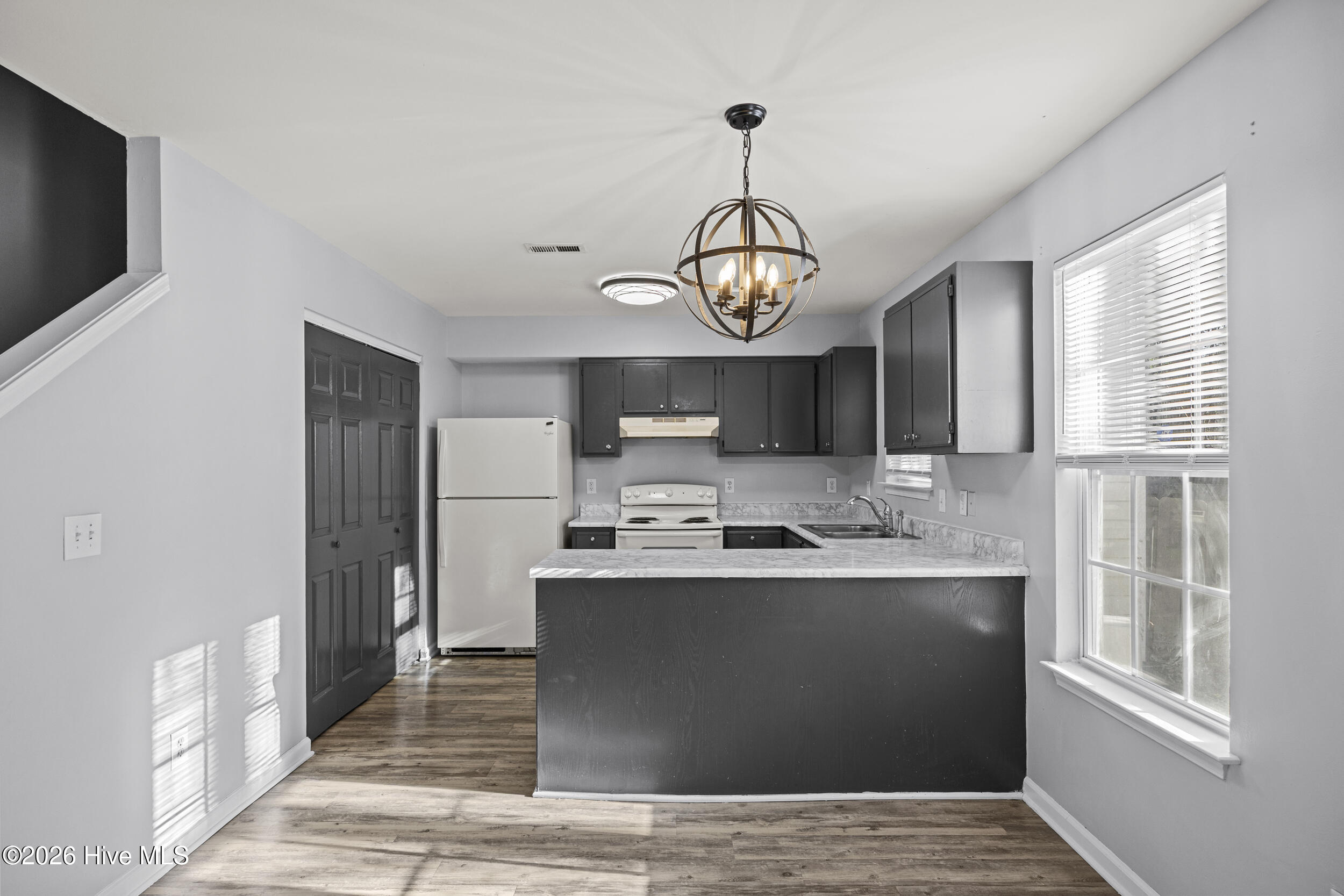 100561010 | Photo 11