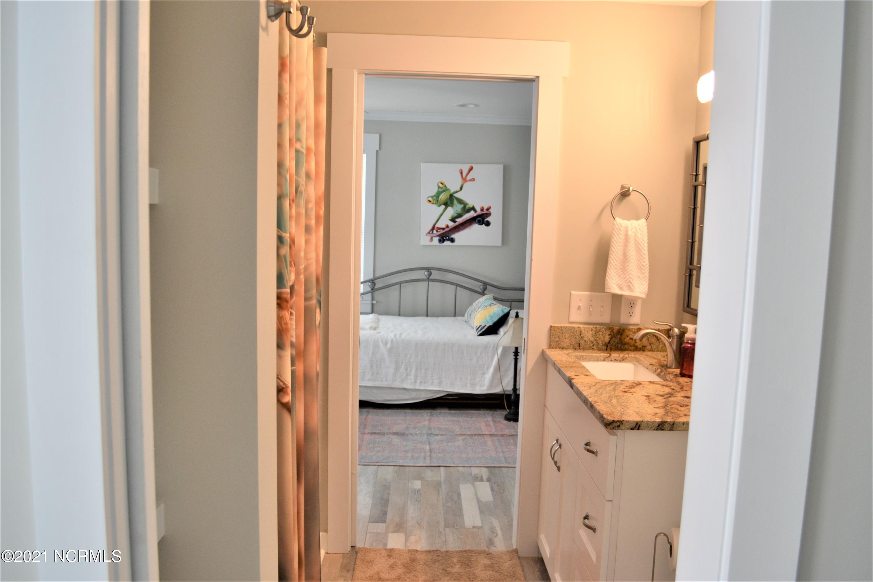 100530687 | Photo 16