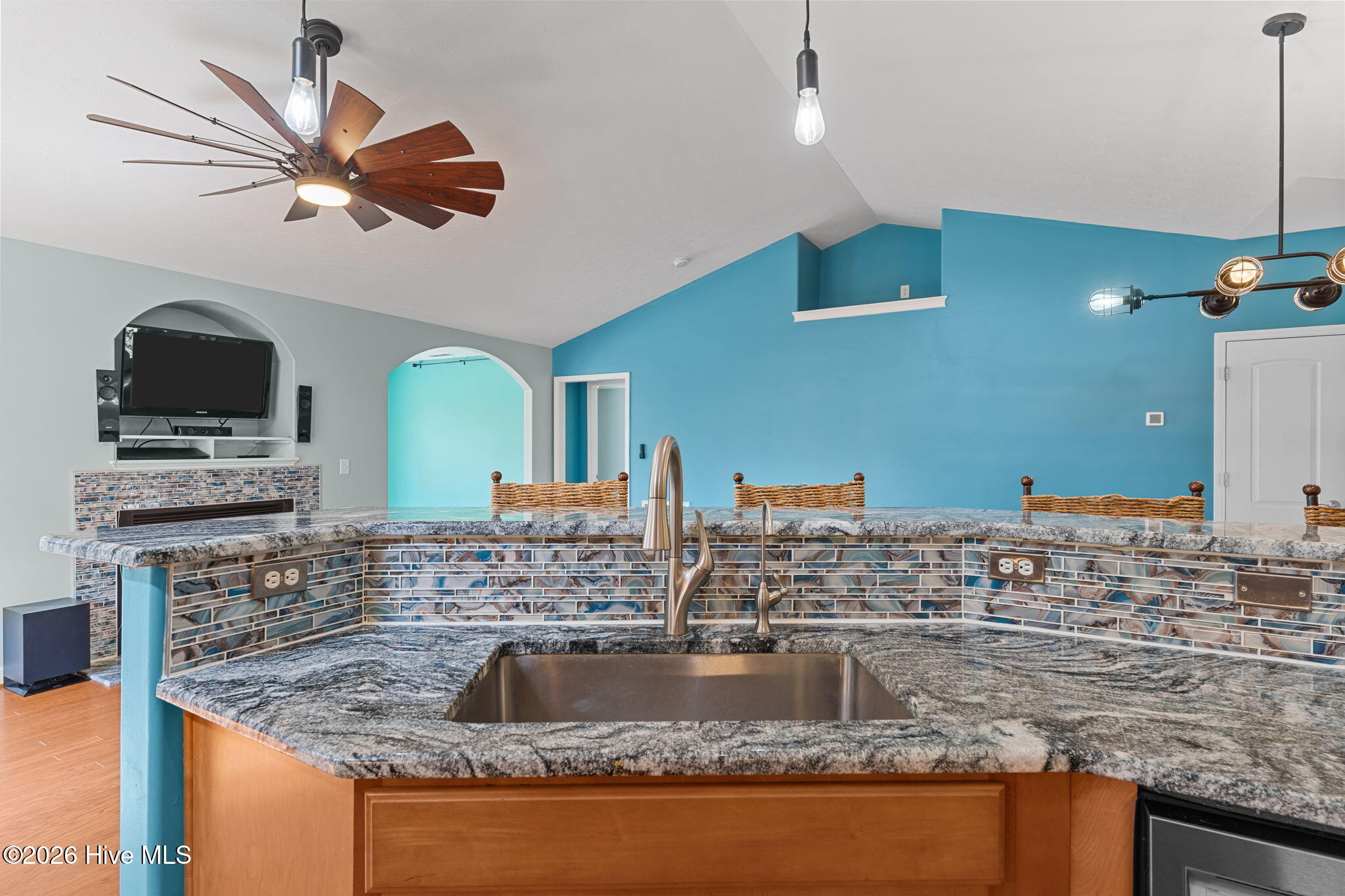 100563070 | Photo 14