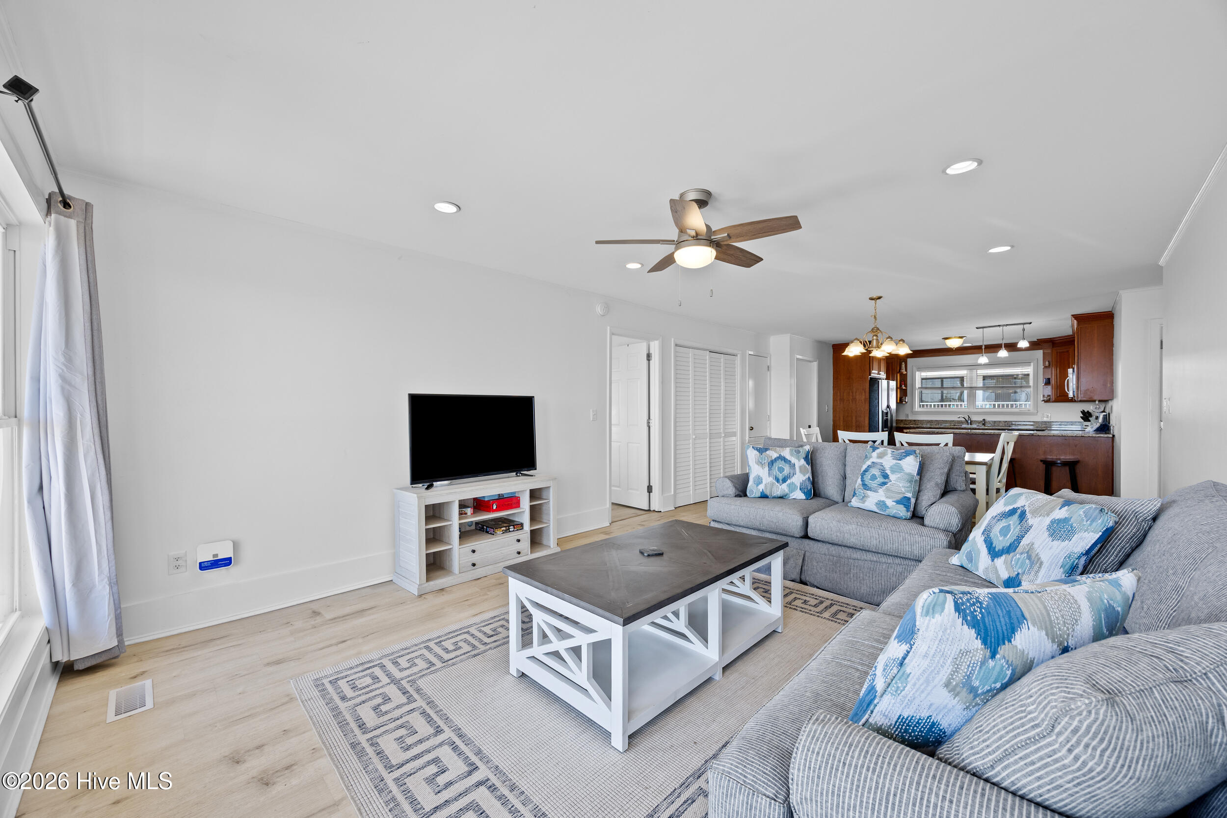 100561648 | Photo 42