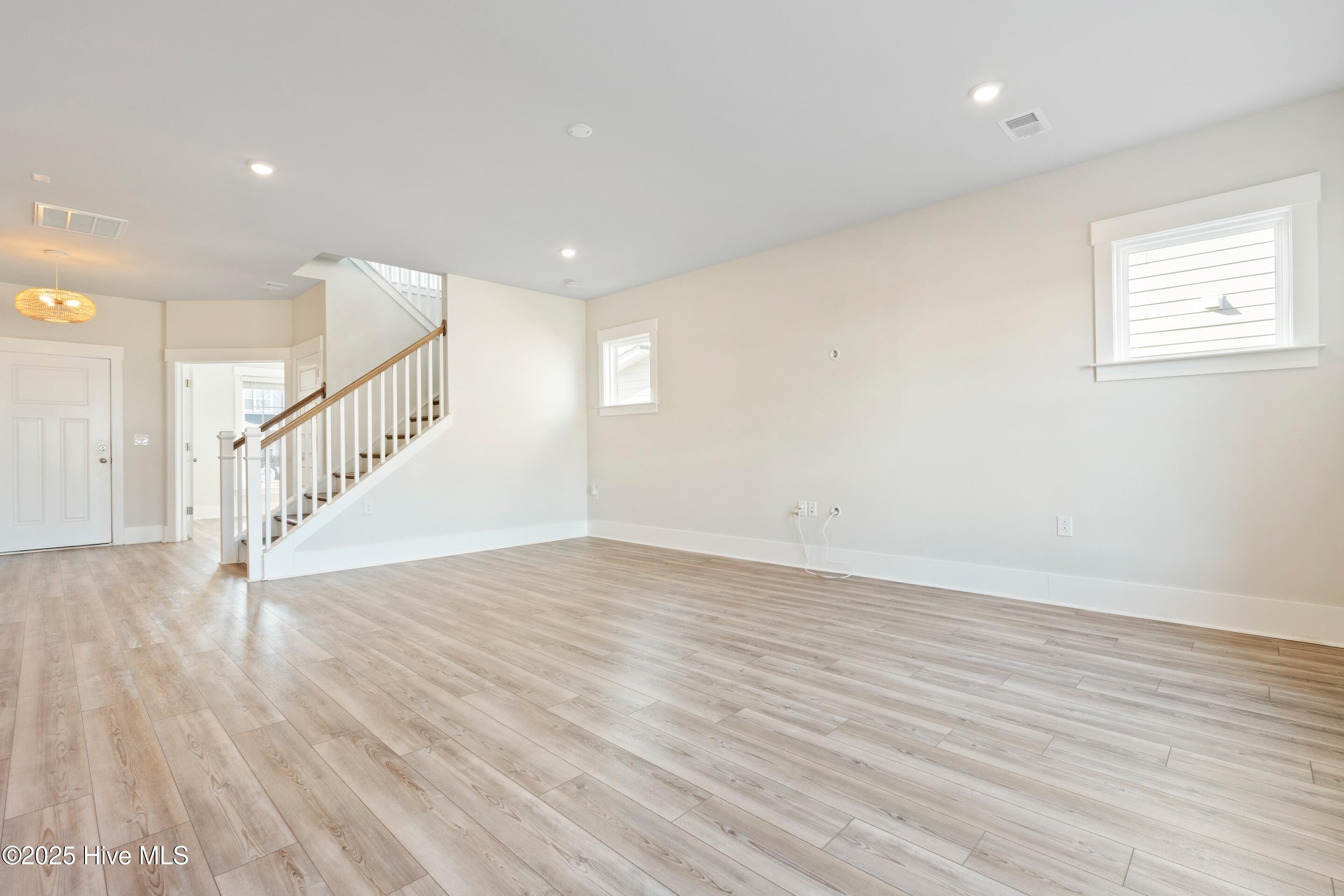 100547045 | Photo 14