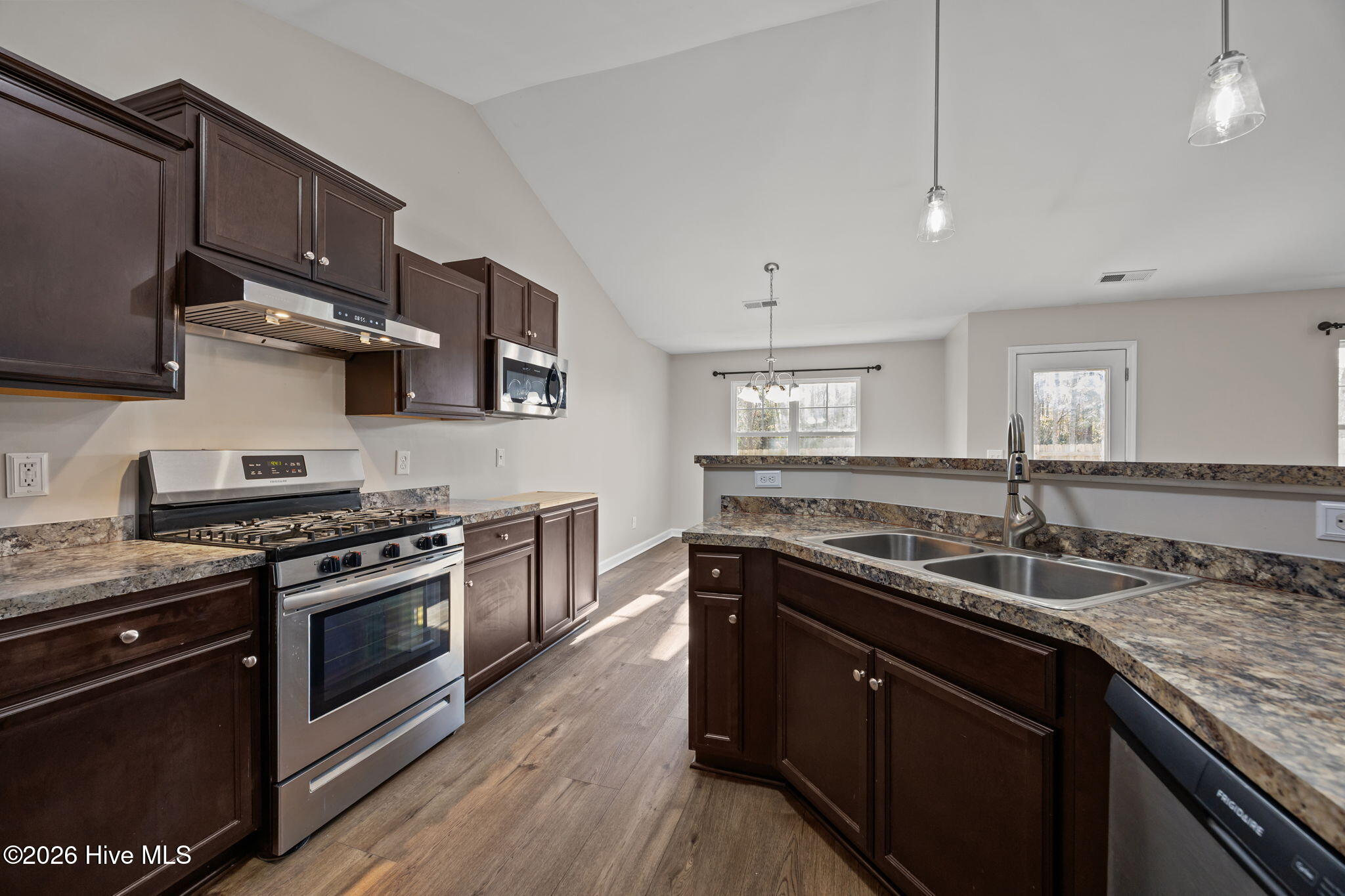 100553679 | Photo 11