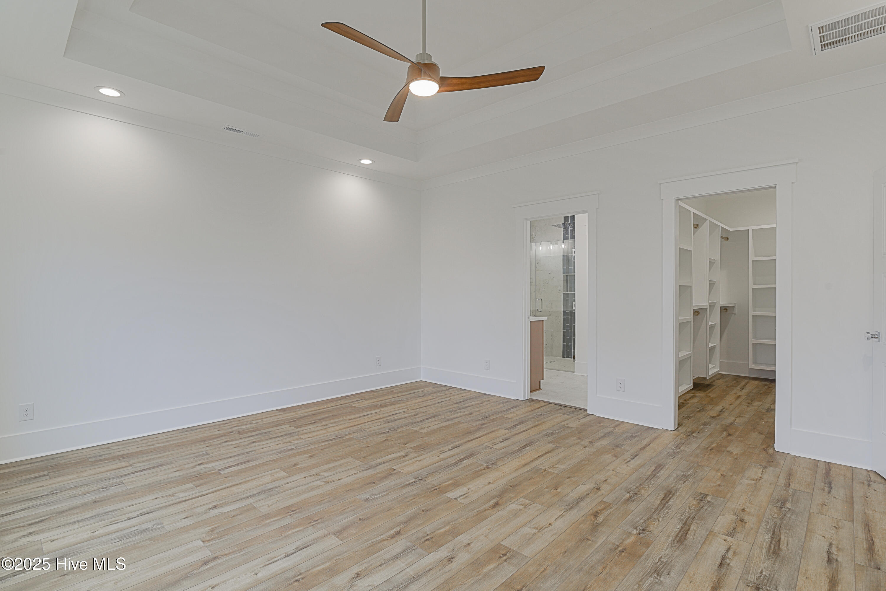 100520217 | Photo 23