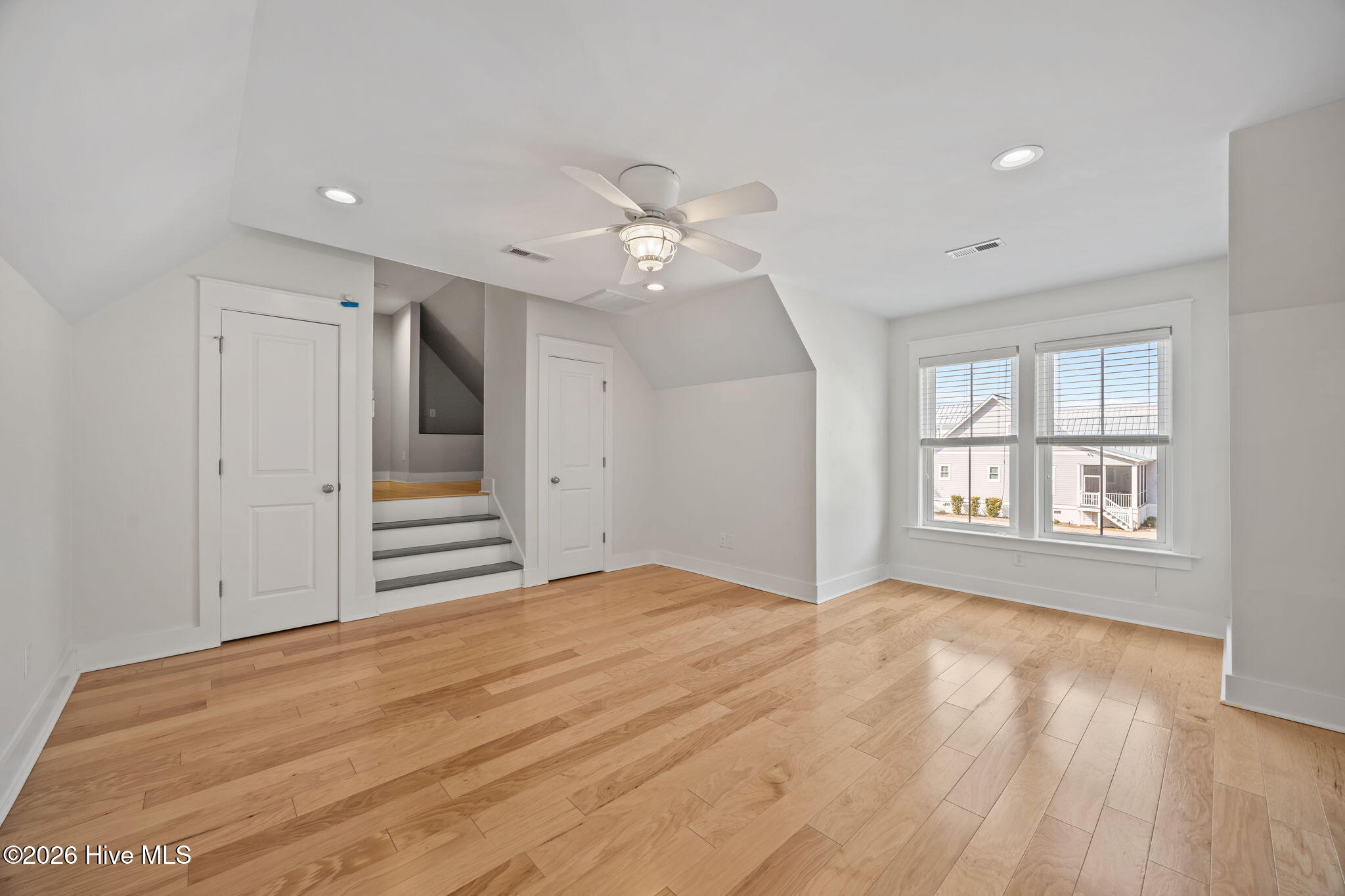 100558576 | Photo 52