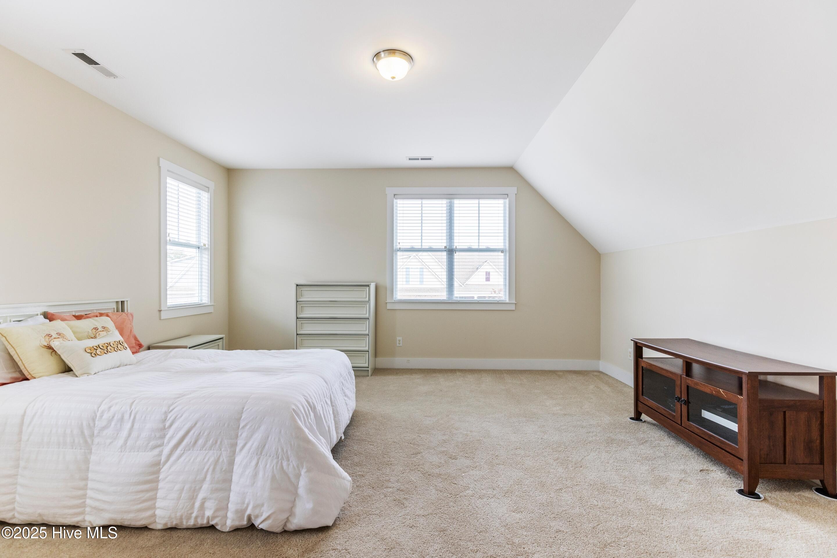 100542778 | Photo 36