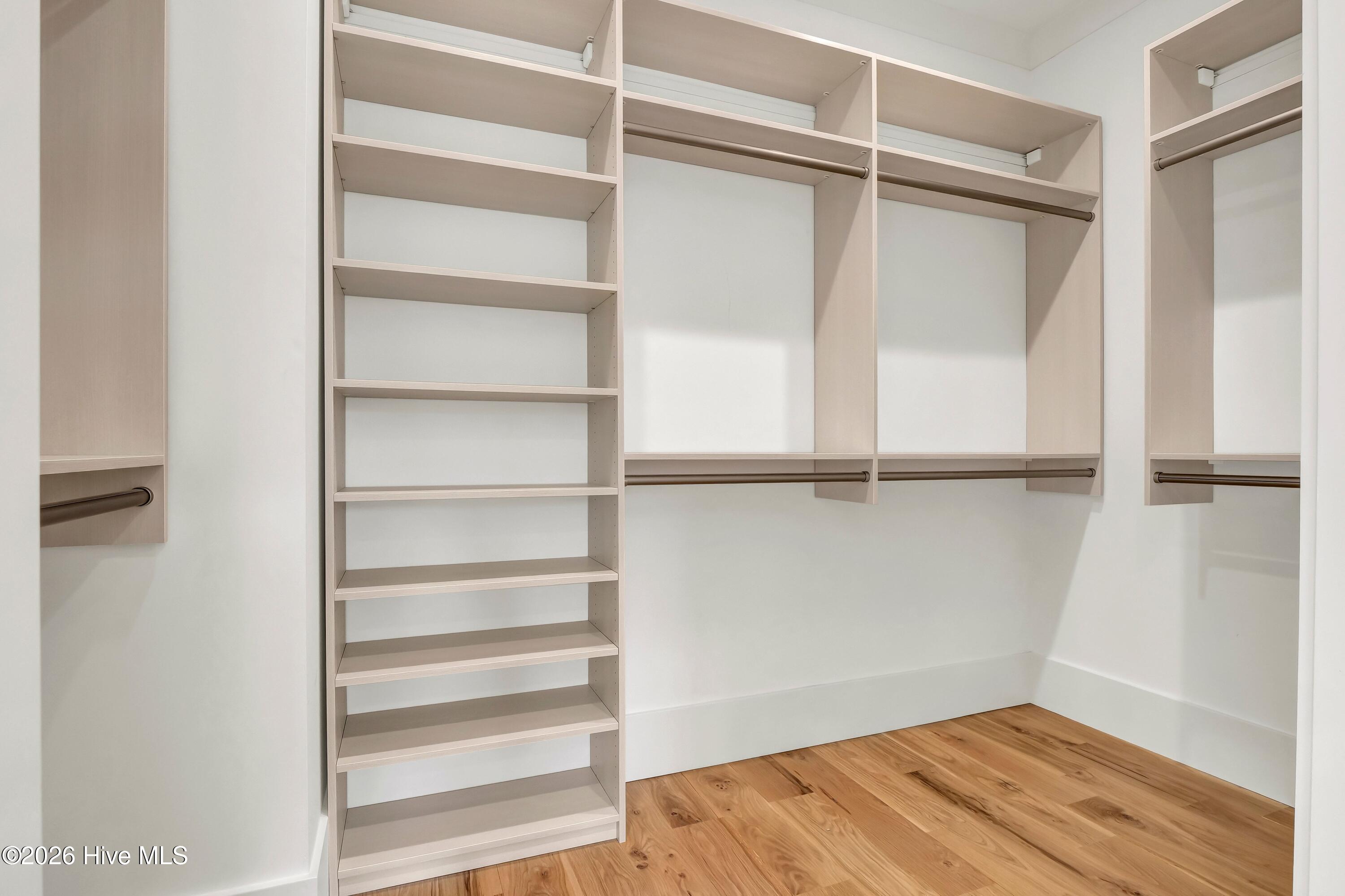 100553648 | Photo 32