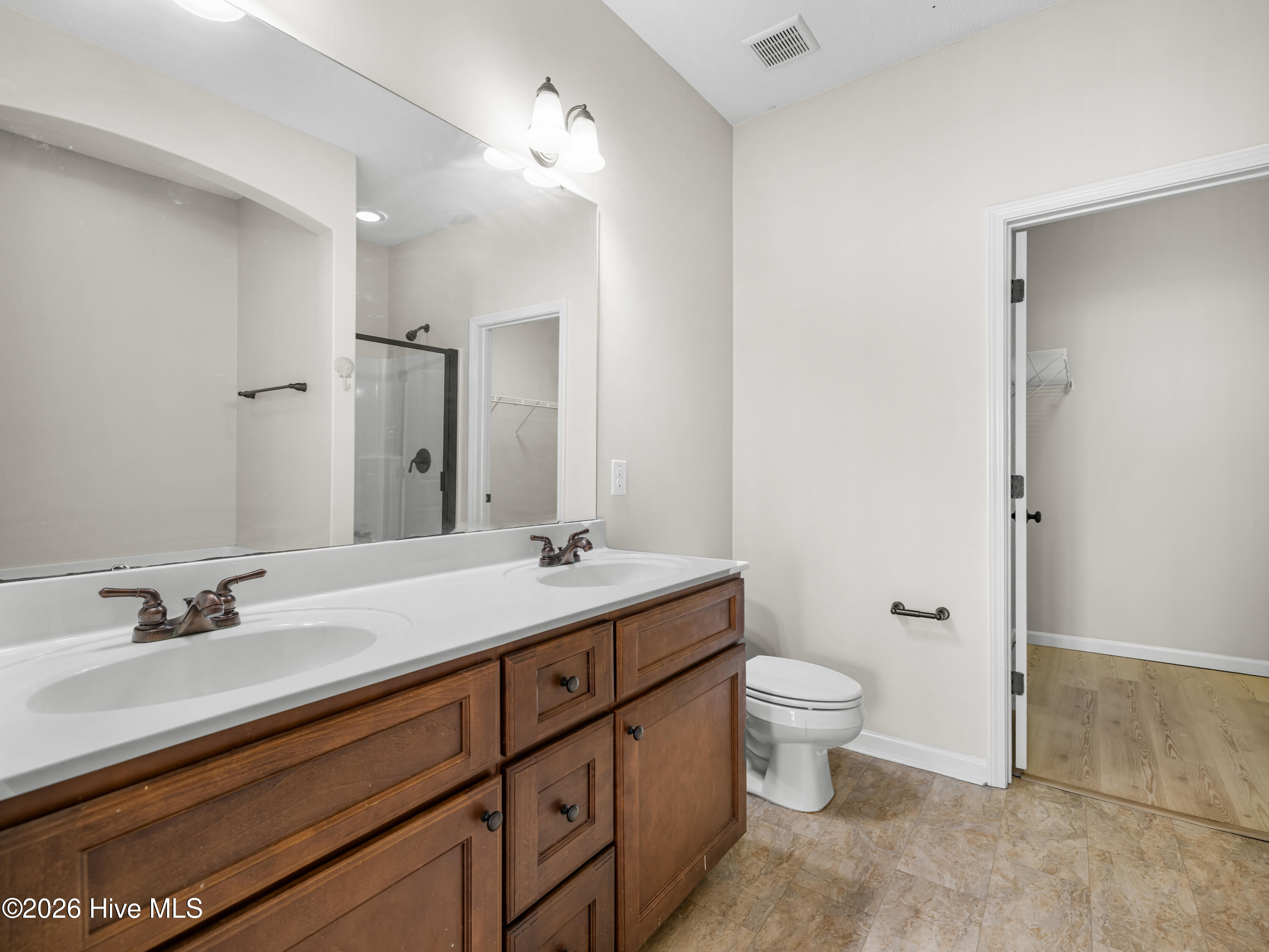 100554822 | Photo 23