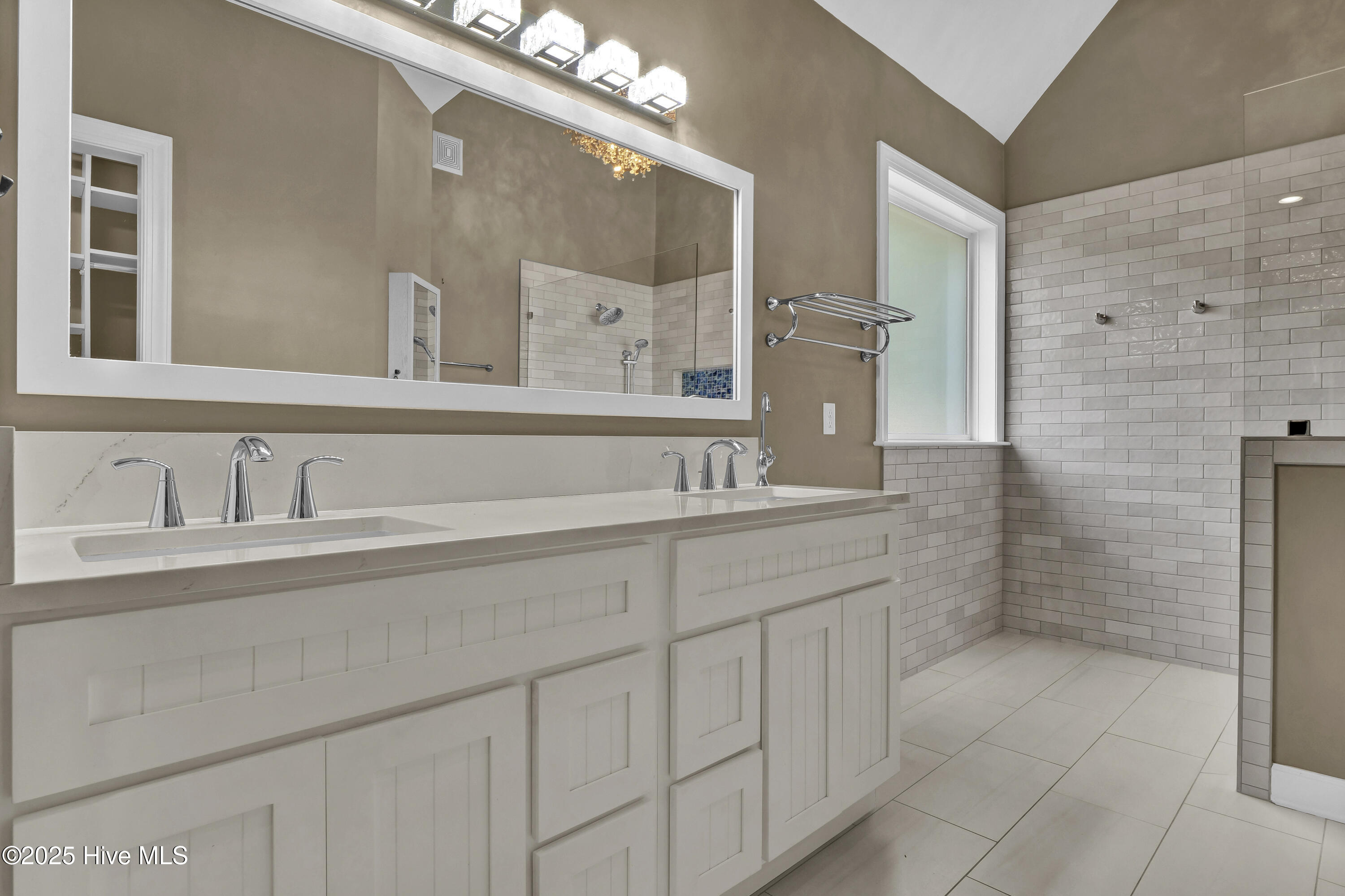 100543498 | Photo 28