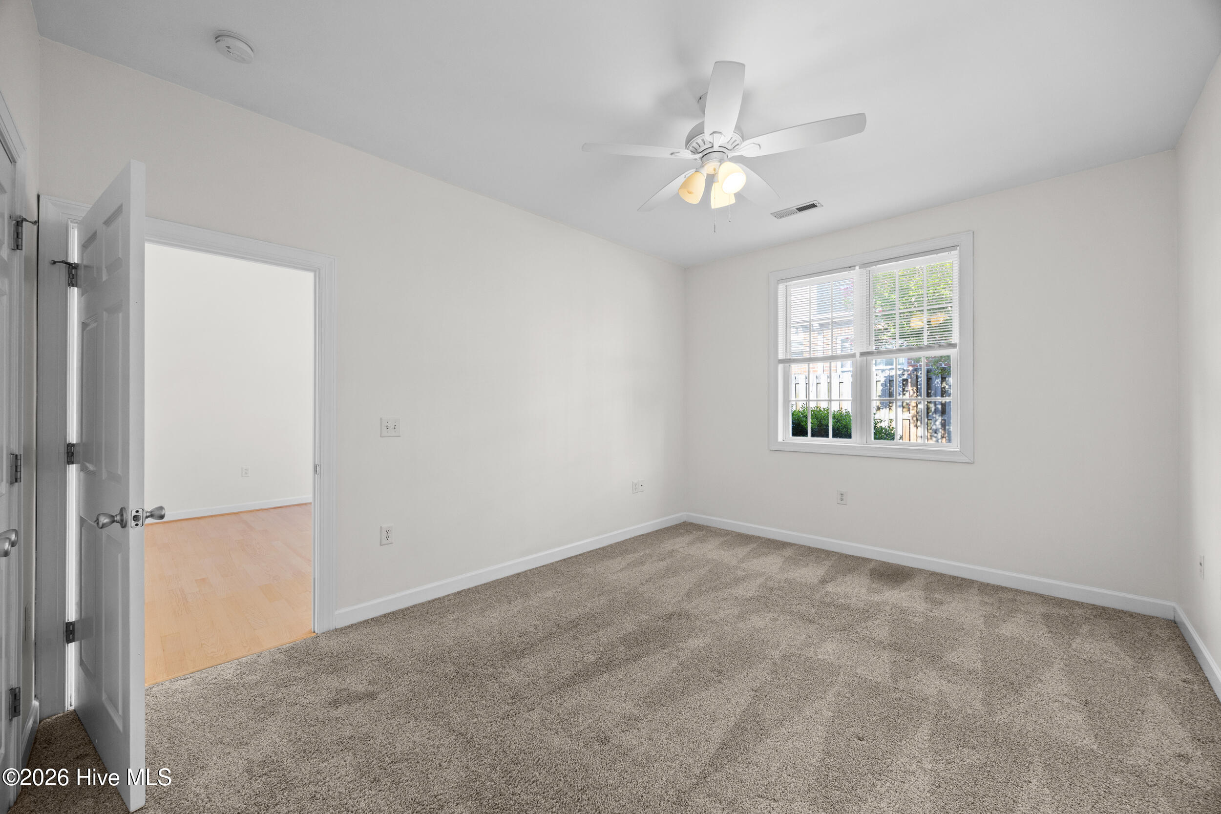 100566827 | Photo 25