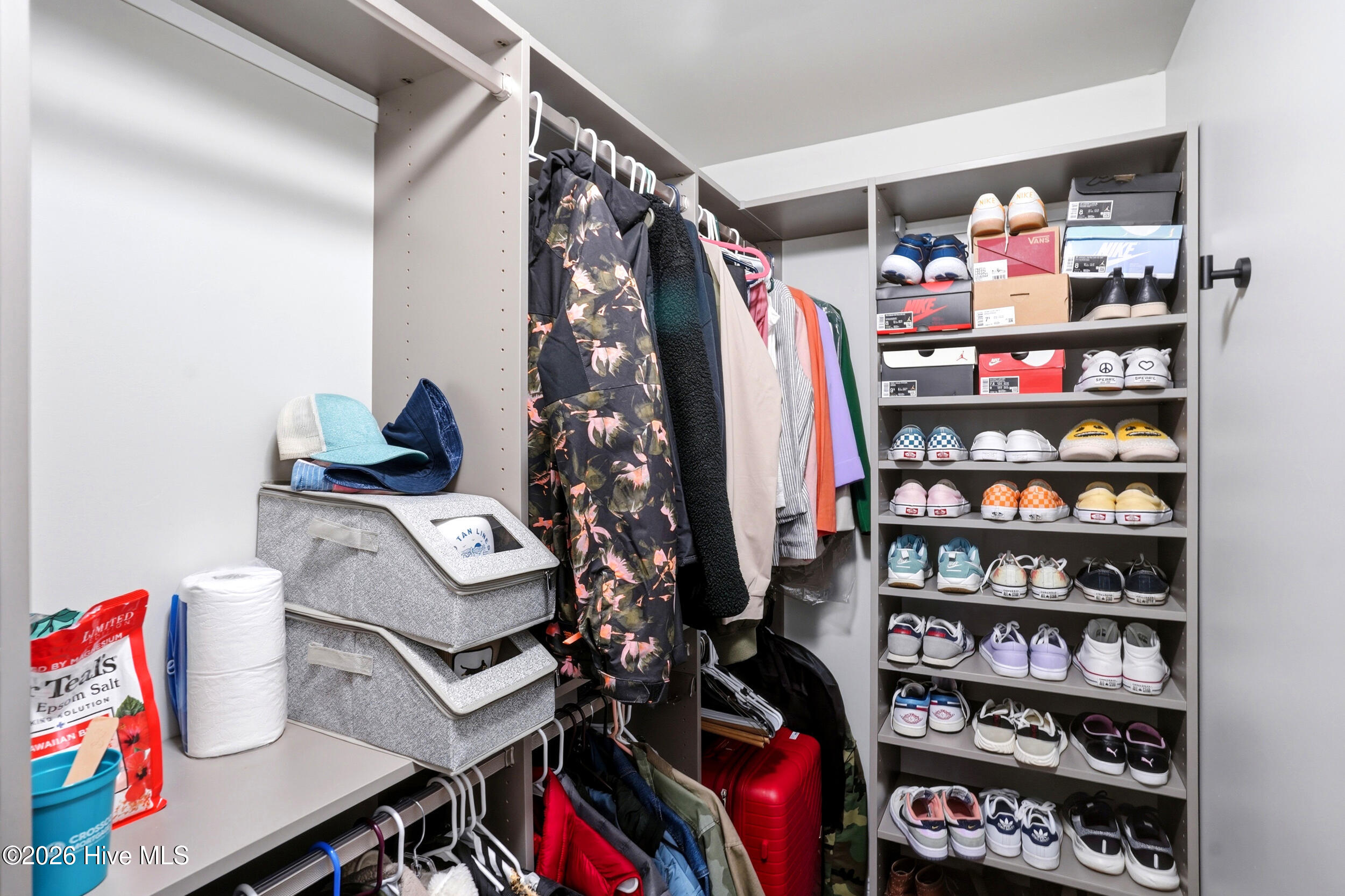 100570216 | Photo 28