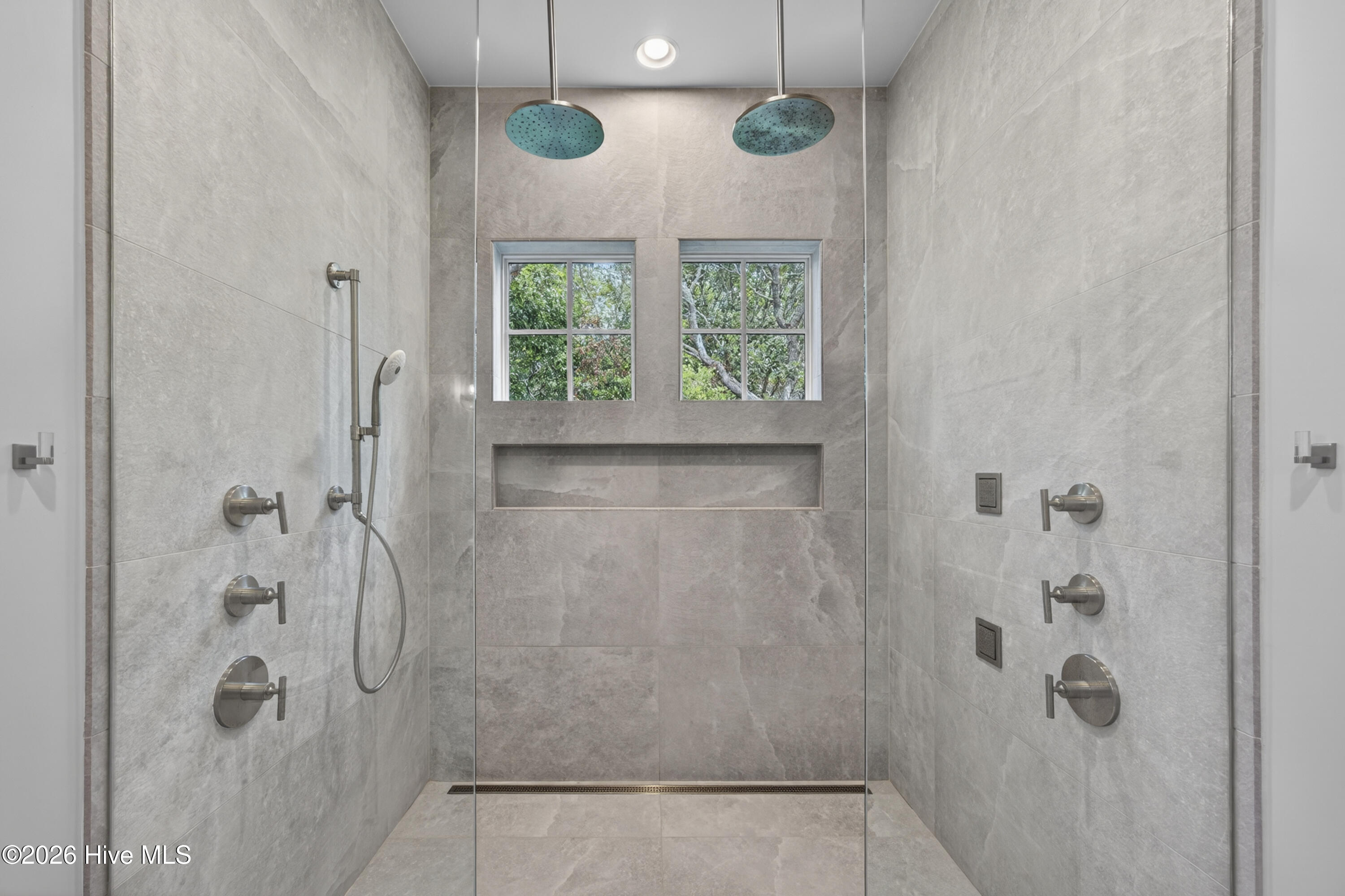 100566186 | Photo 41