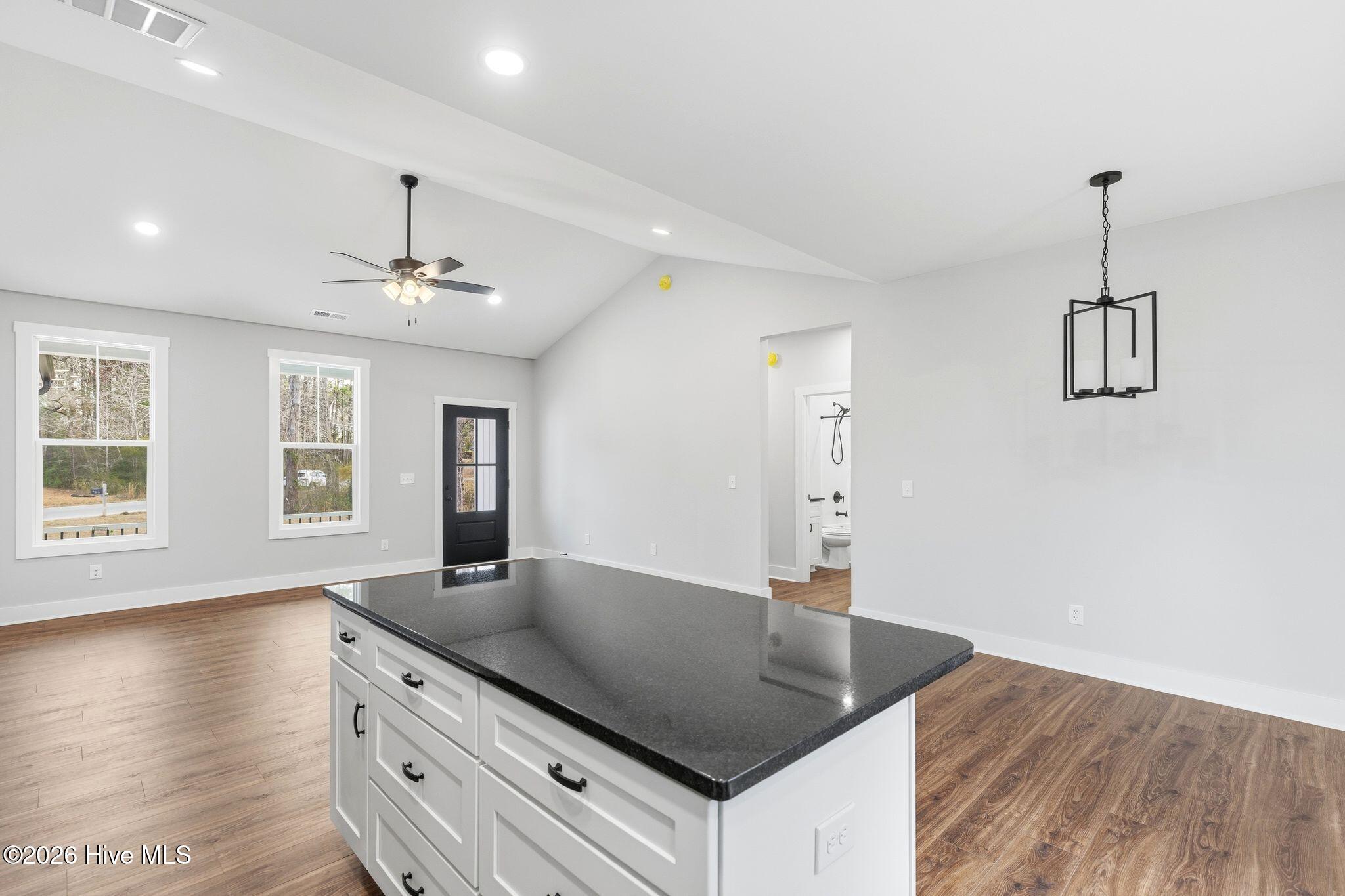 100559286 | Photo 15