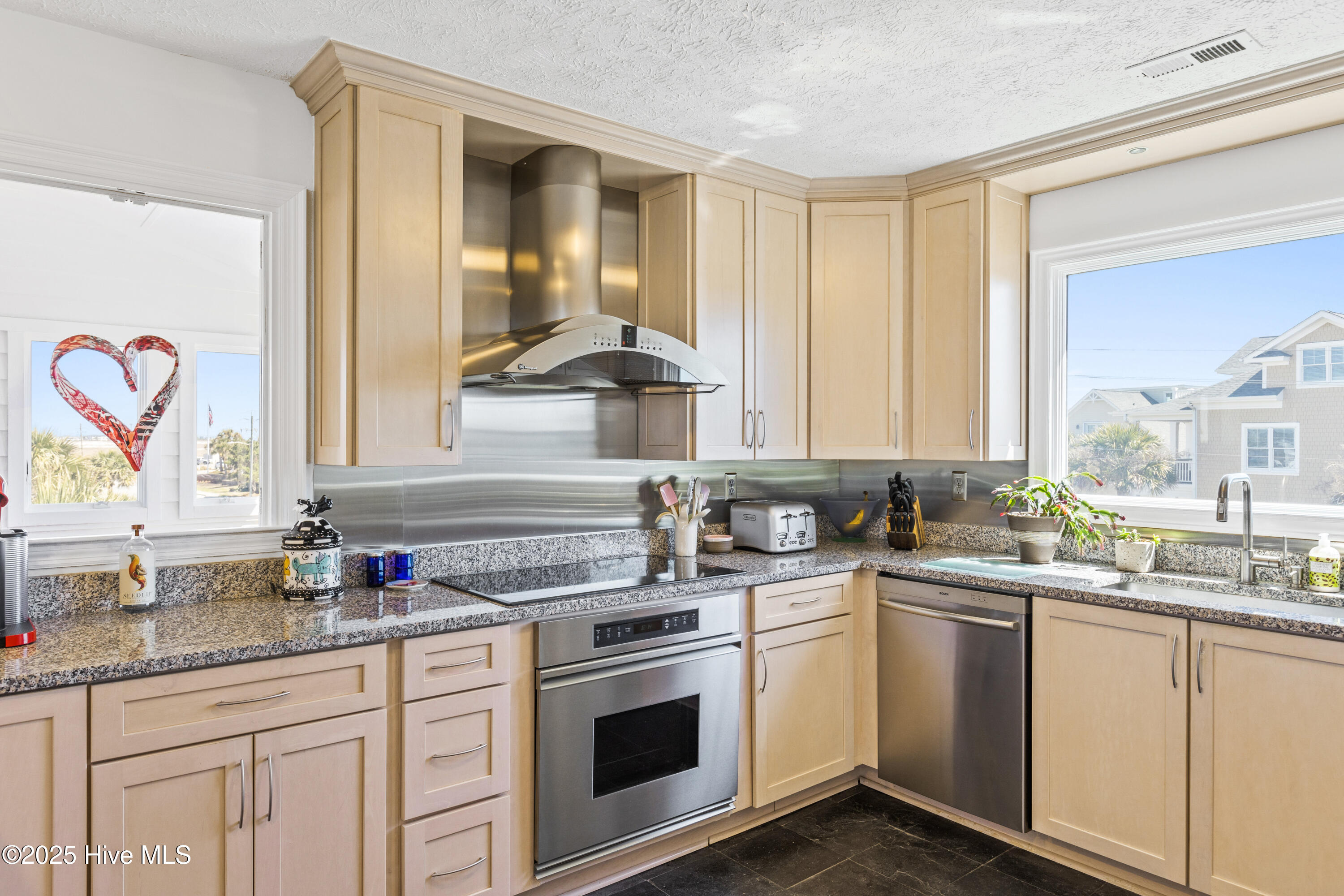 100497696 | Photo 22