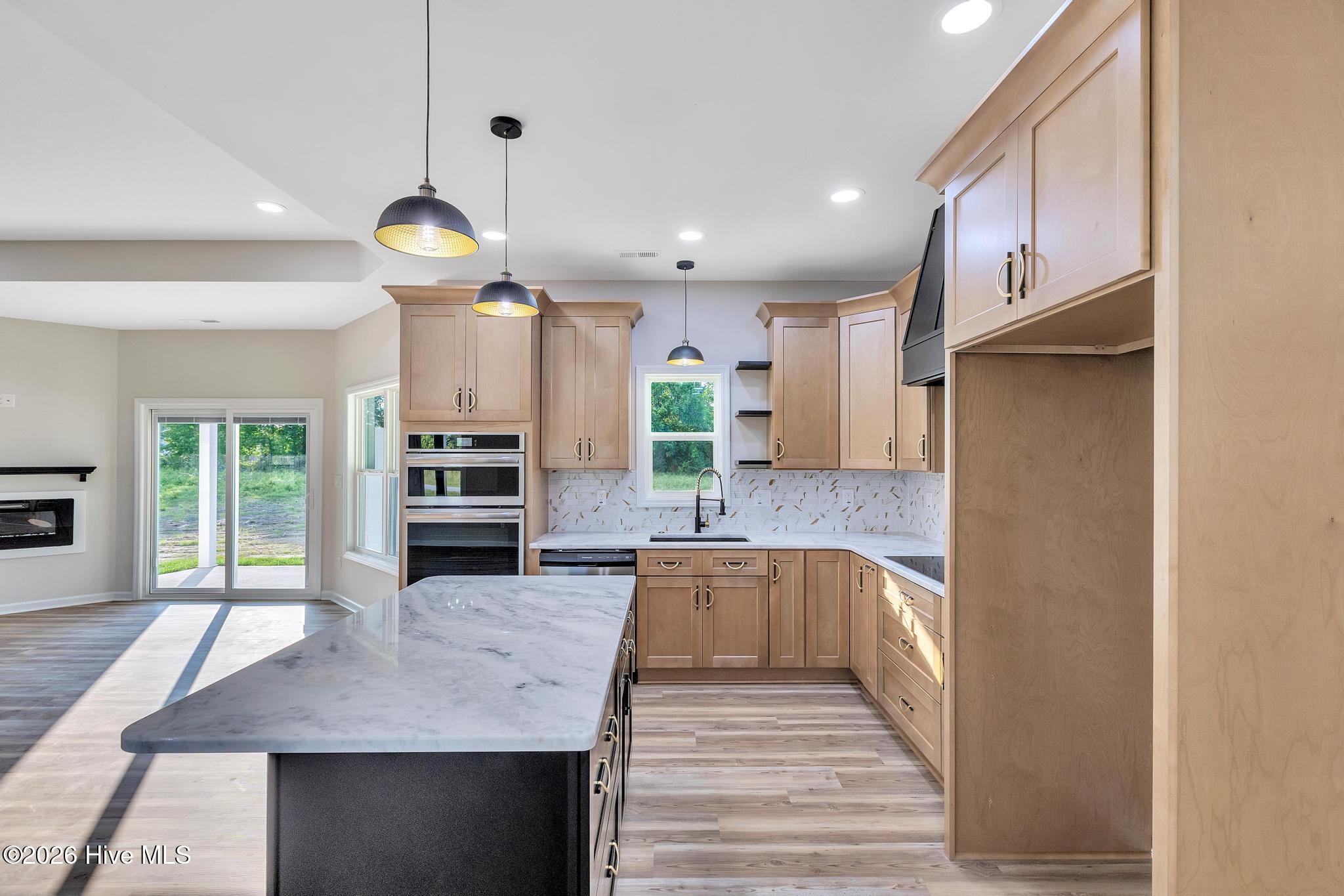 100552595 | Photo 11