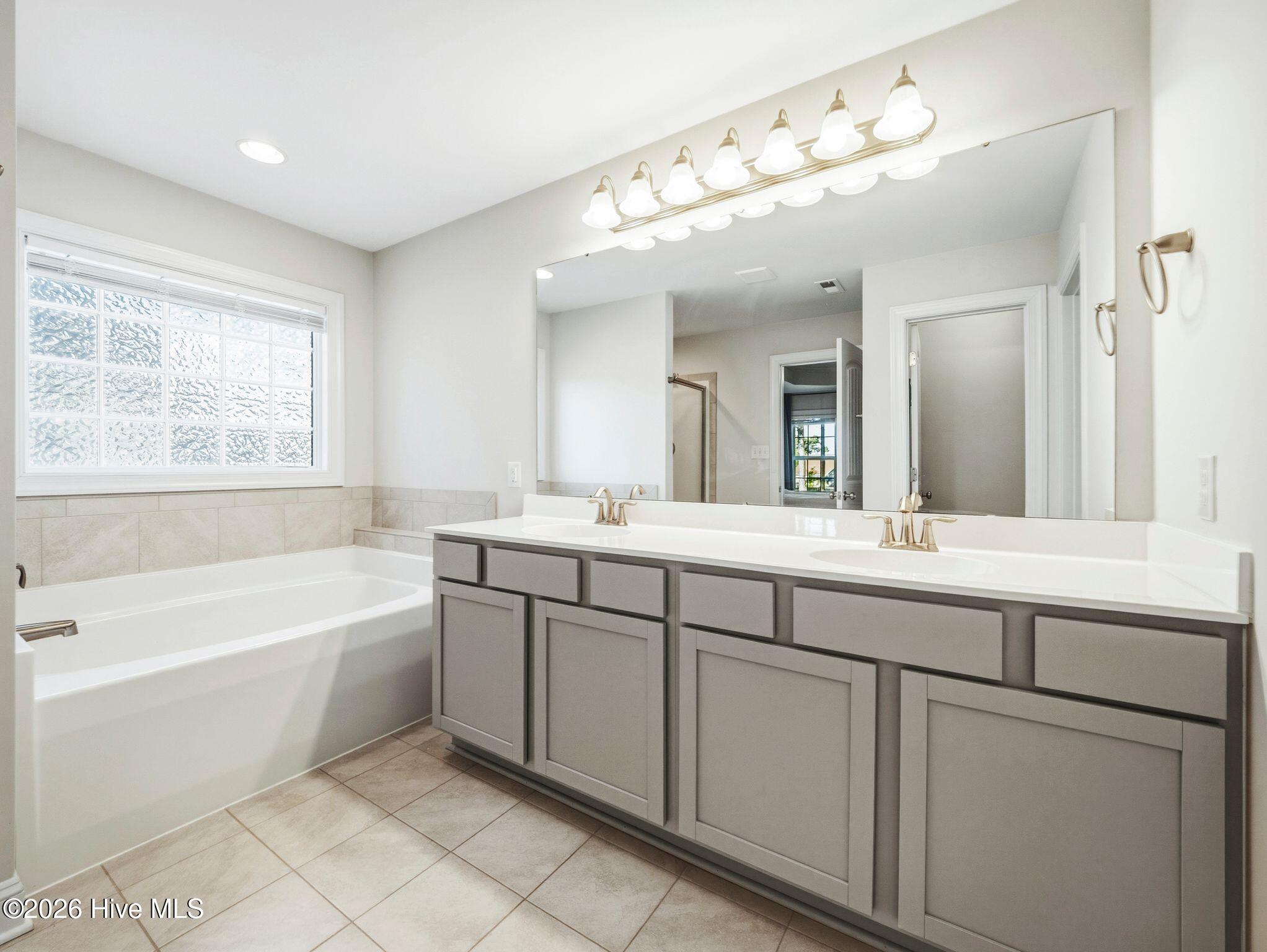 100570227 | Photo 31