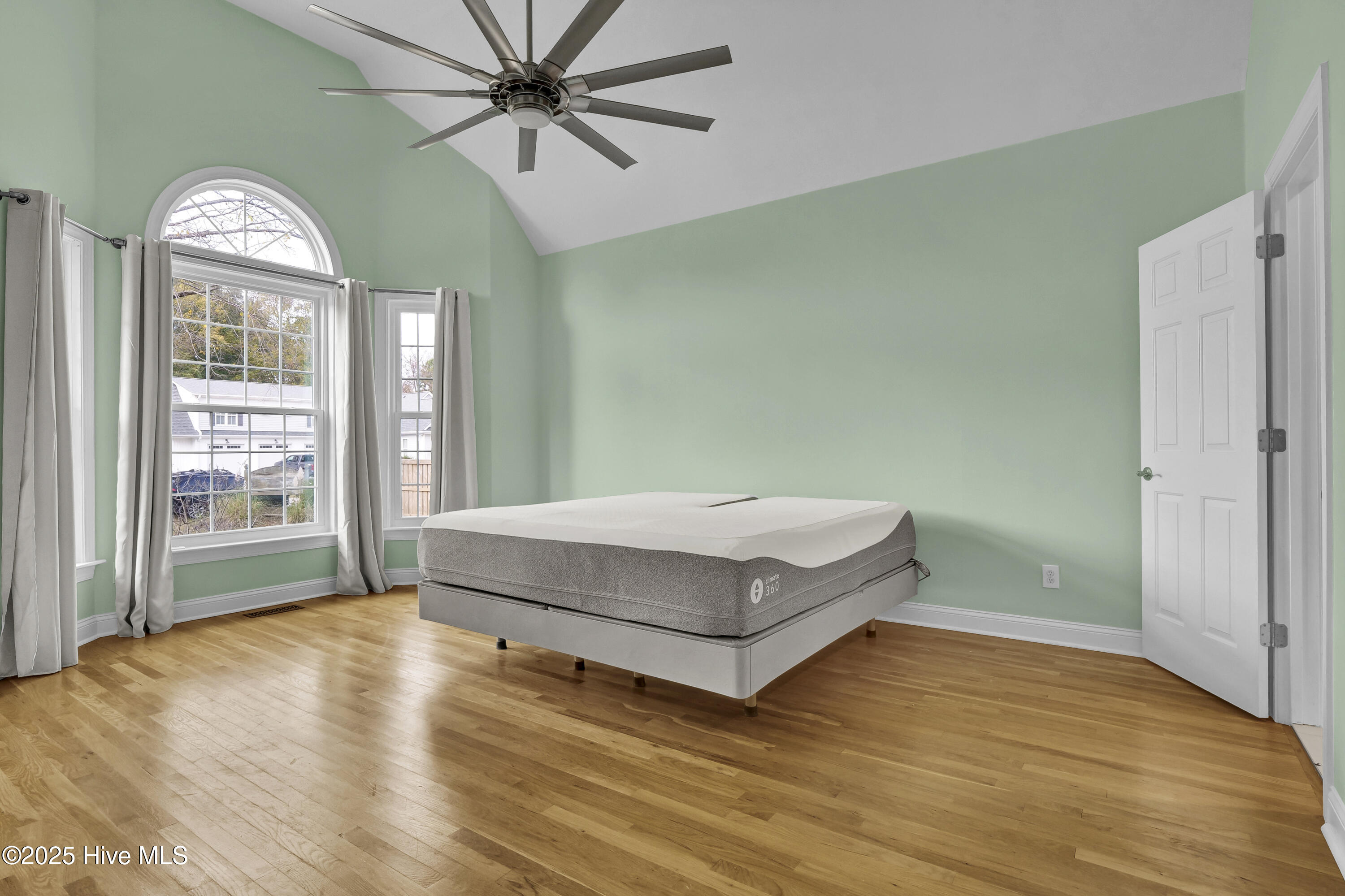 100543498 | Photo 25