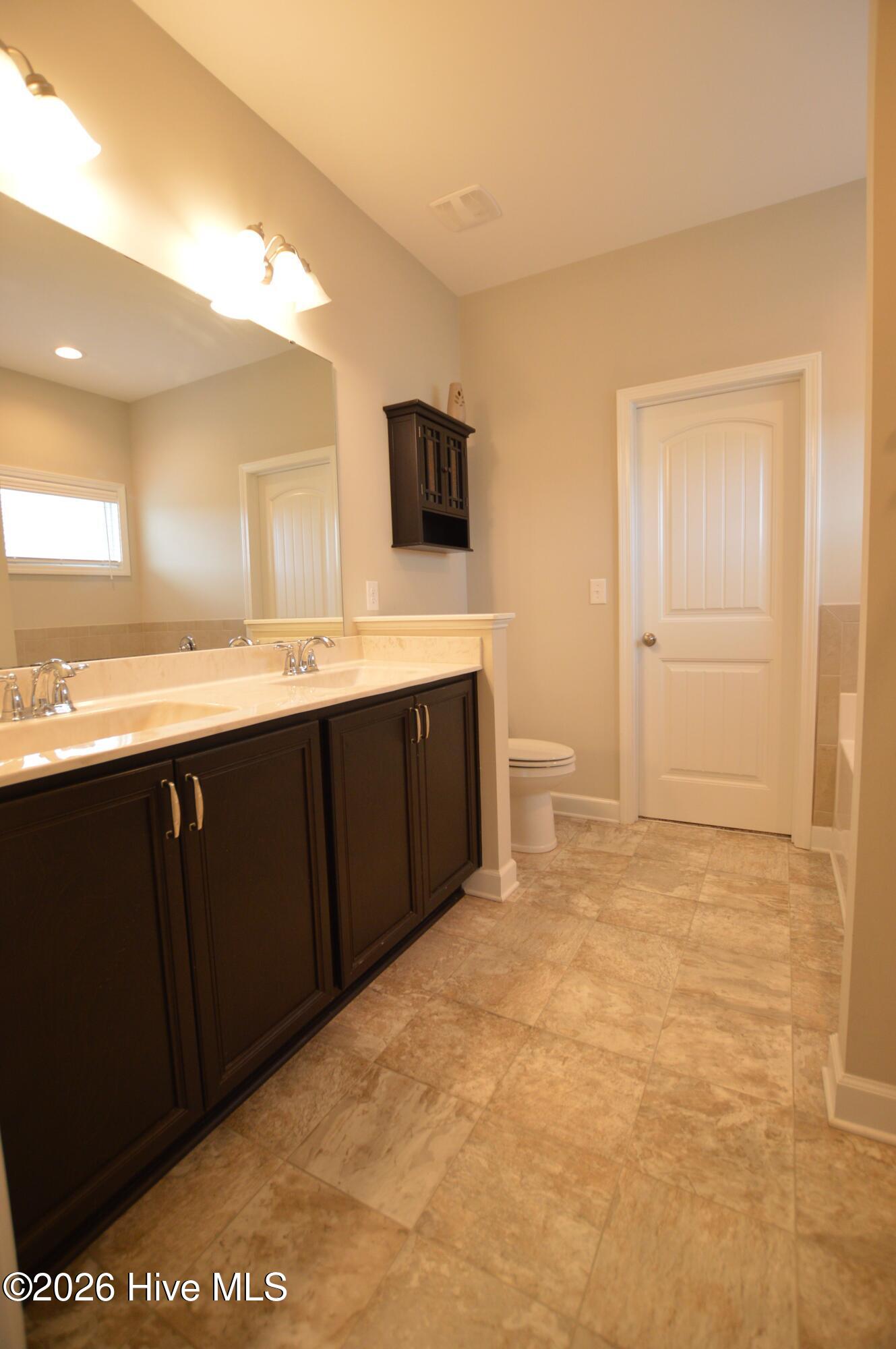 100562779 | Photo 17