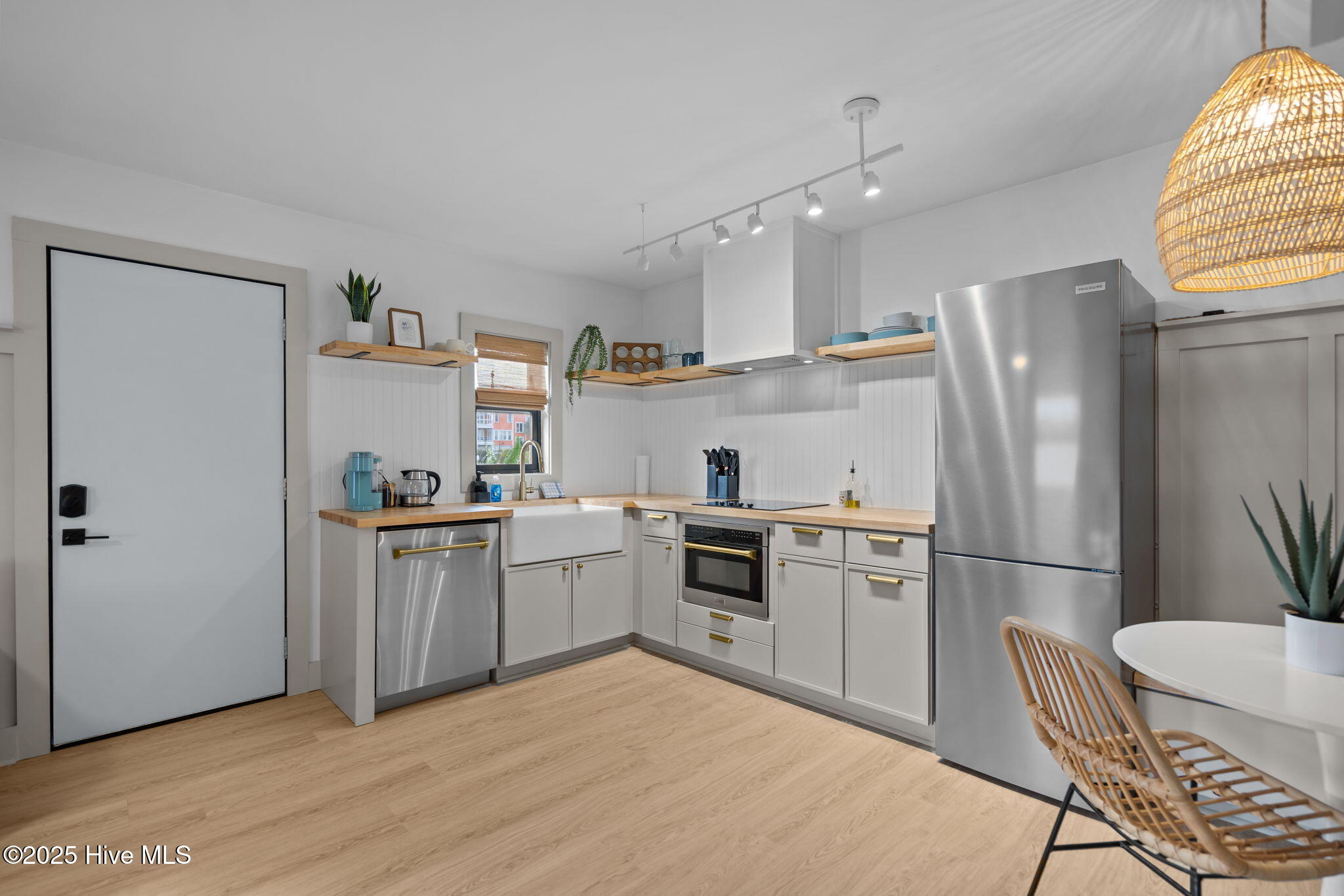 100534749 | Photo 51