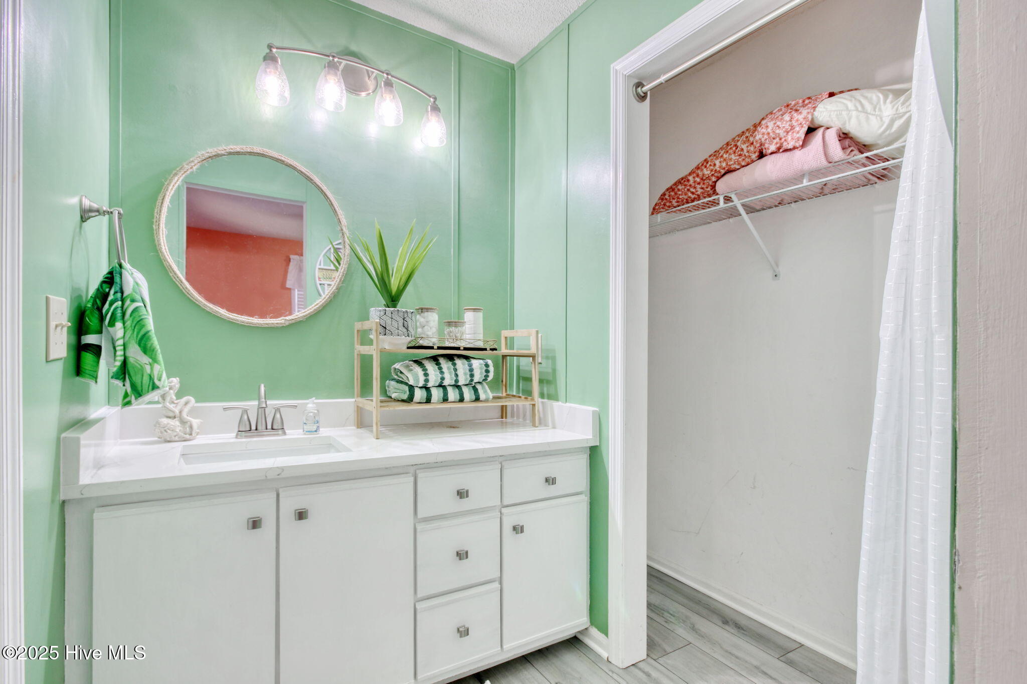 100528000 | Photo 15