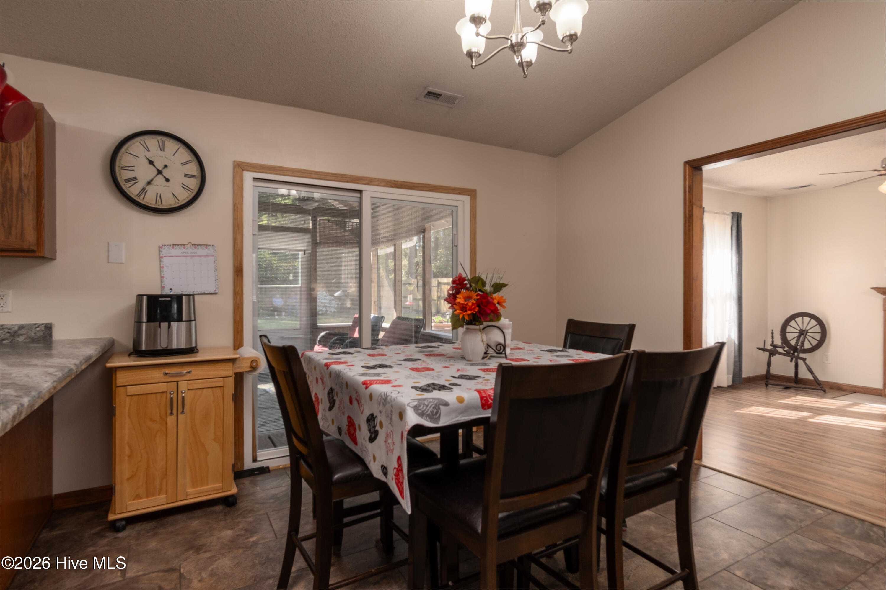 100564108 | Photo 17