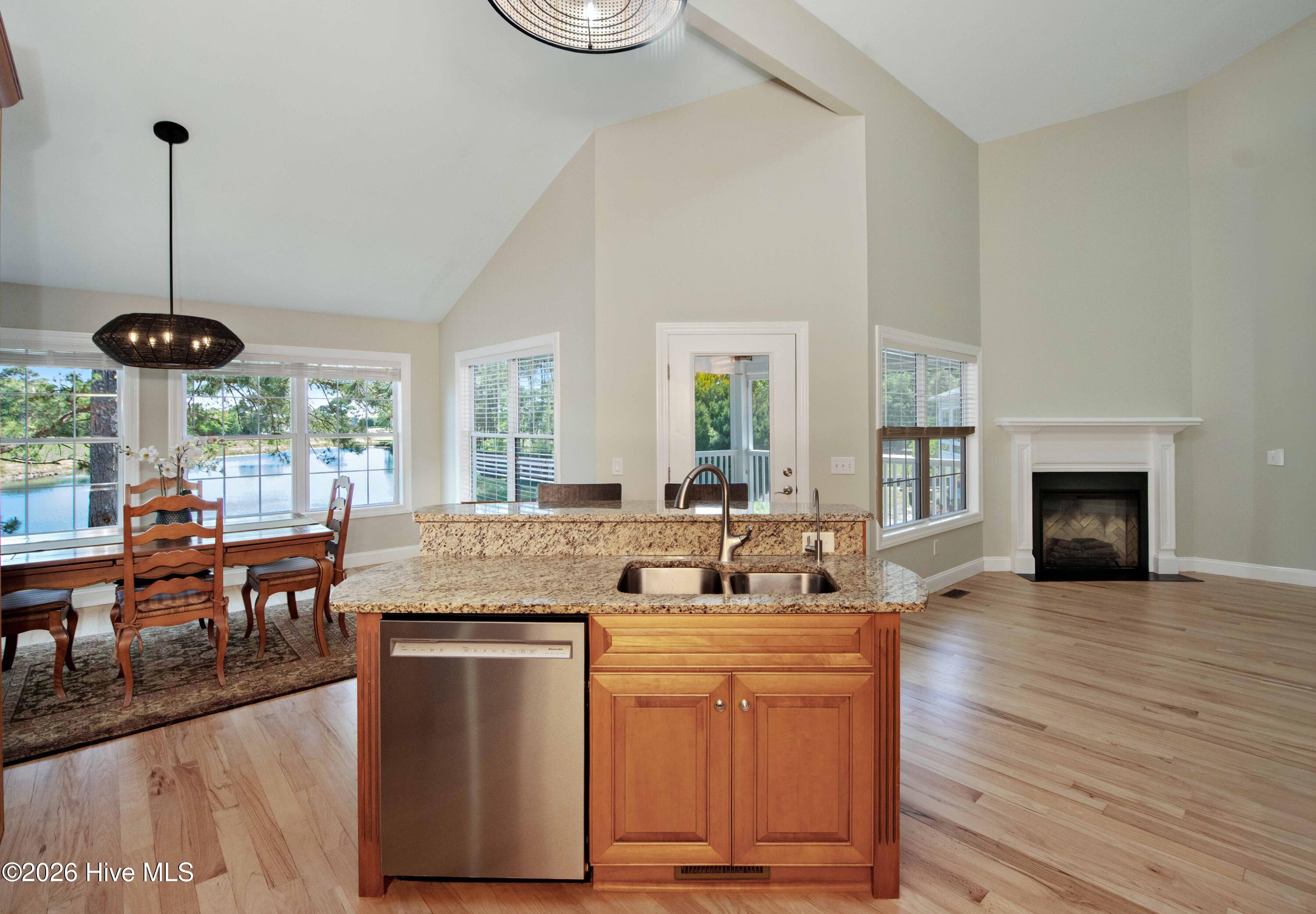 100563041 | Photo 11