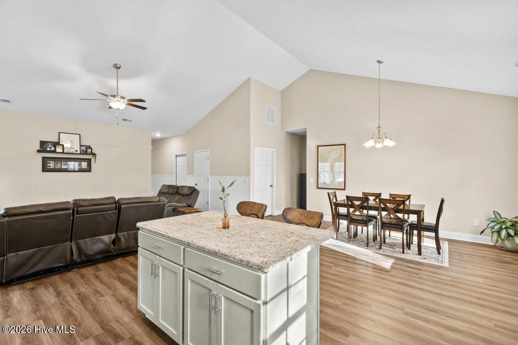 100565616 | Photo 12