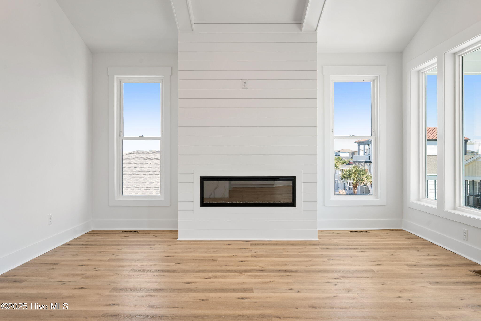 100525403 | Photo 14