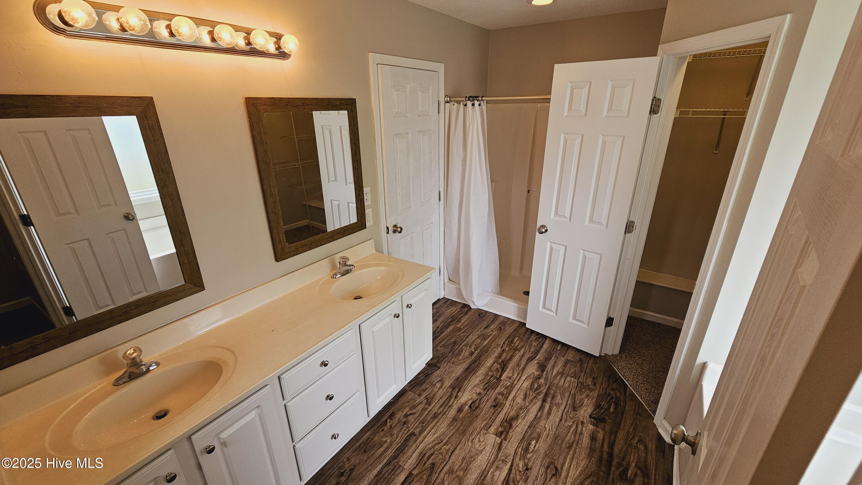 100565792 | Photo 13