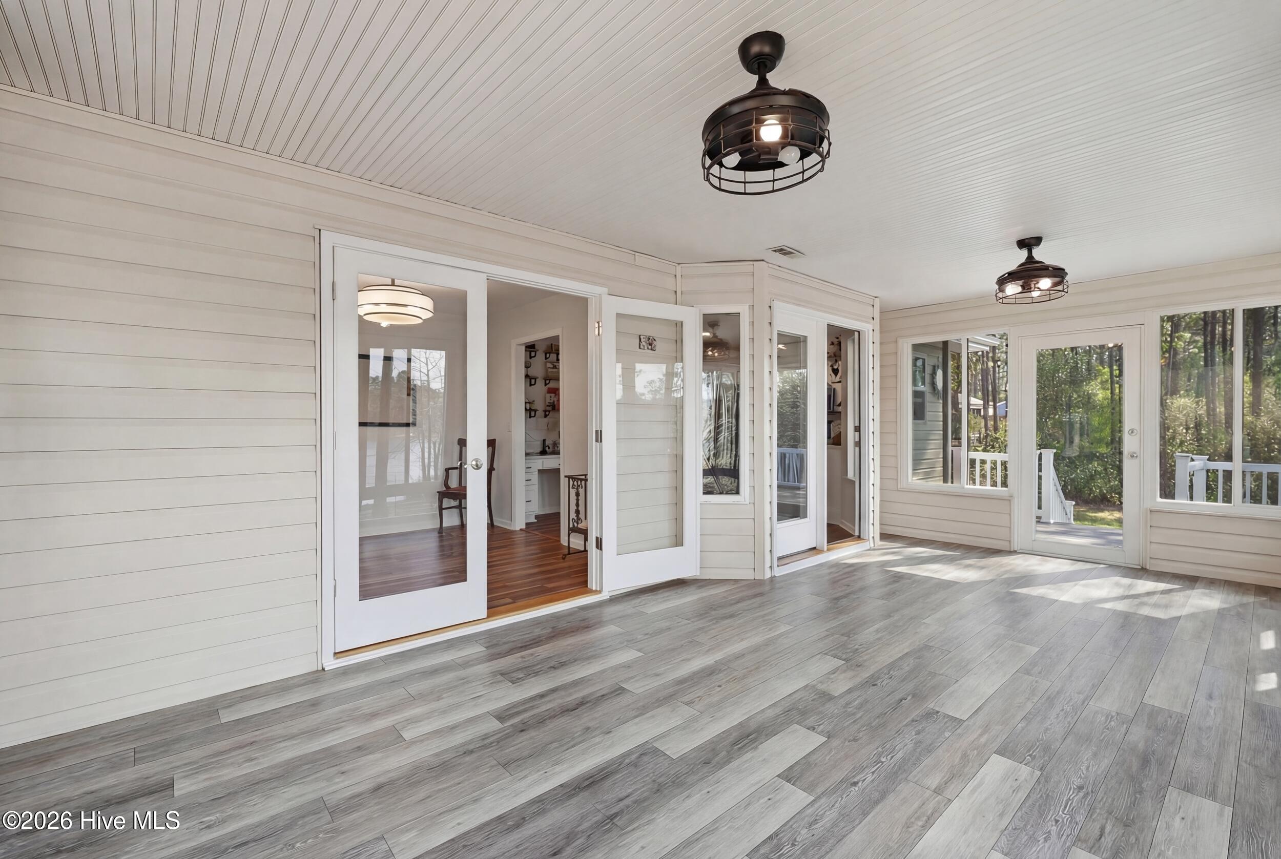 100565699 | Photo 23