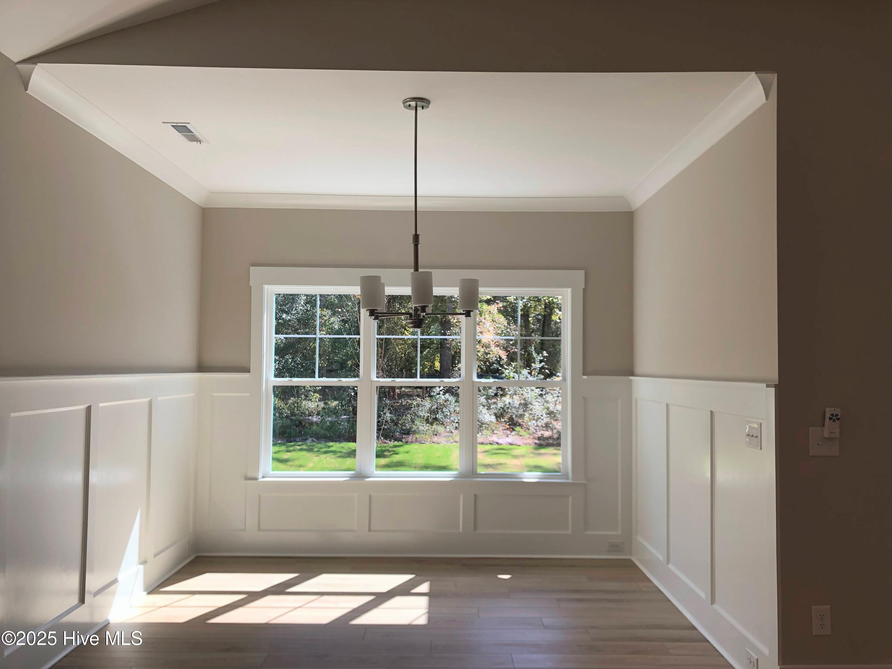 100530323 | Photo 11