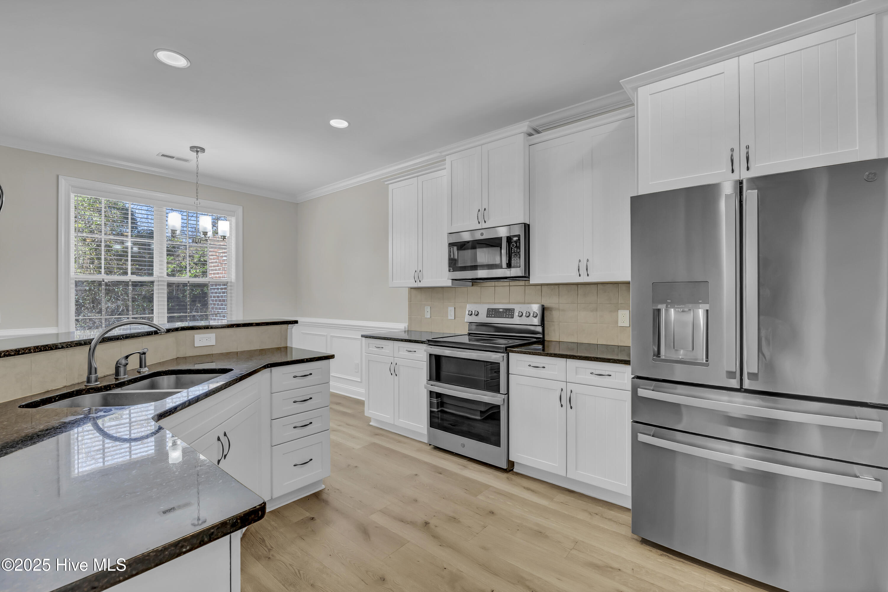 100545640 | Photo 11