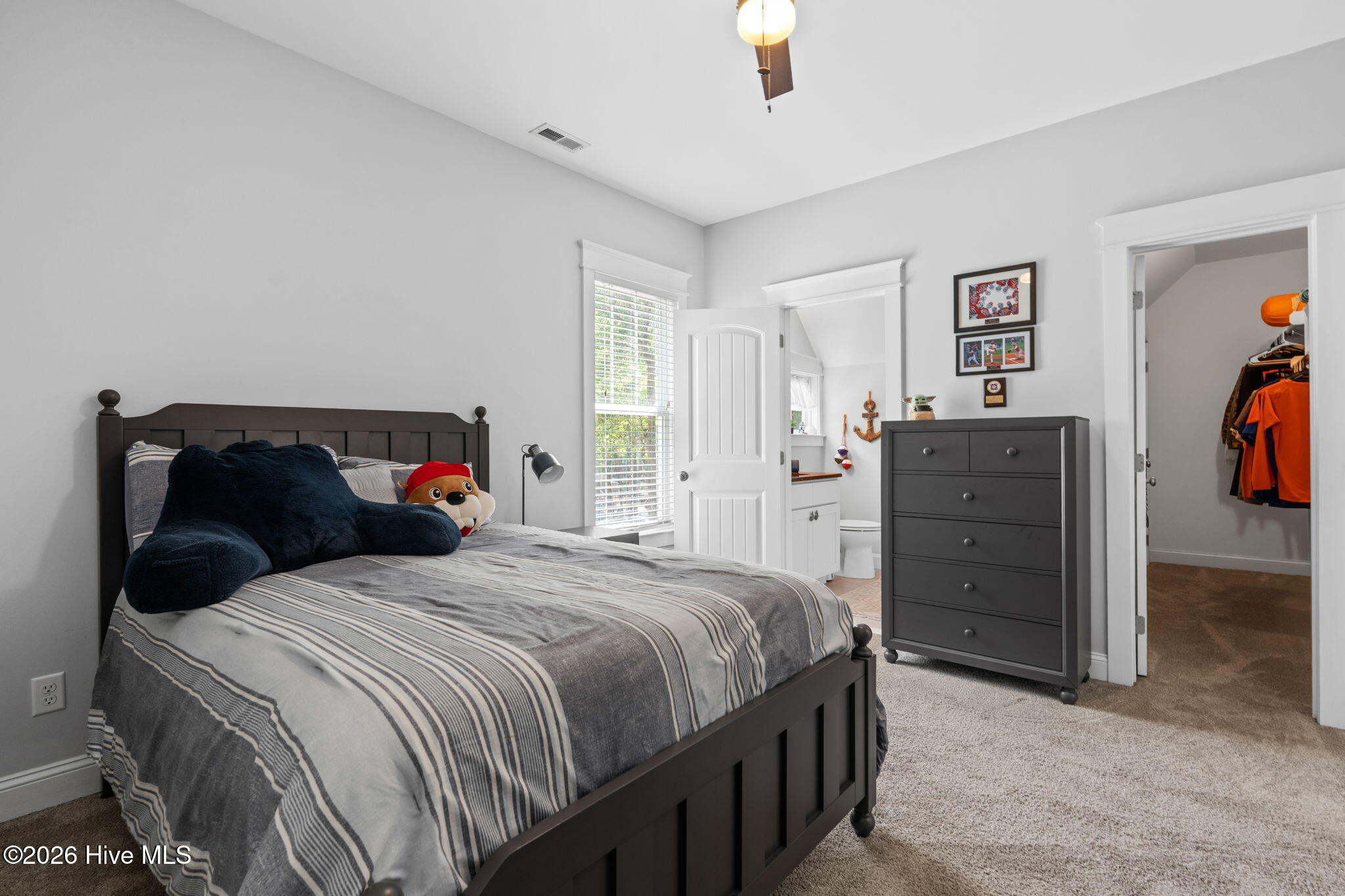 100568987 | Photo 30