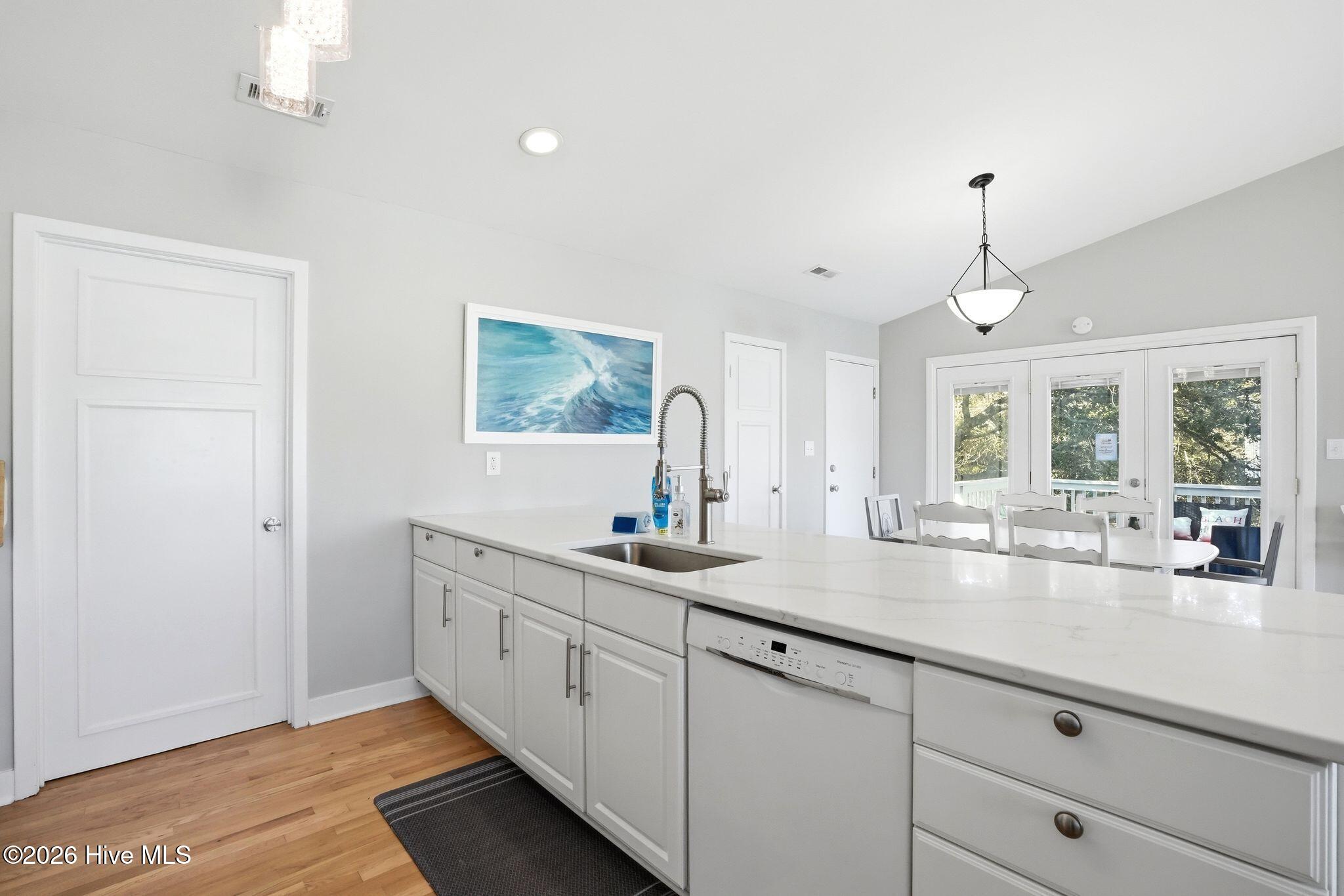 100558561 | Photo 33