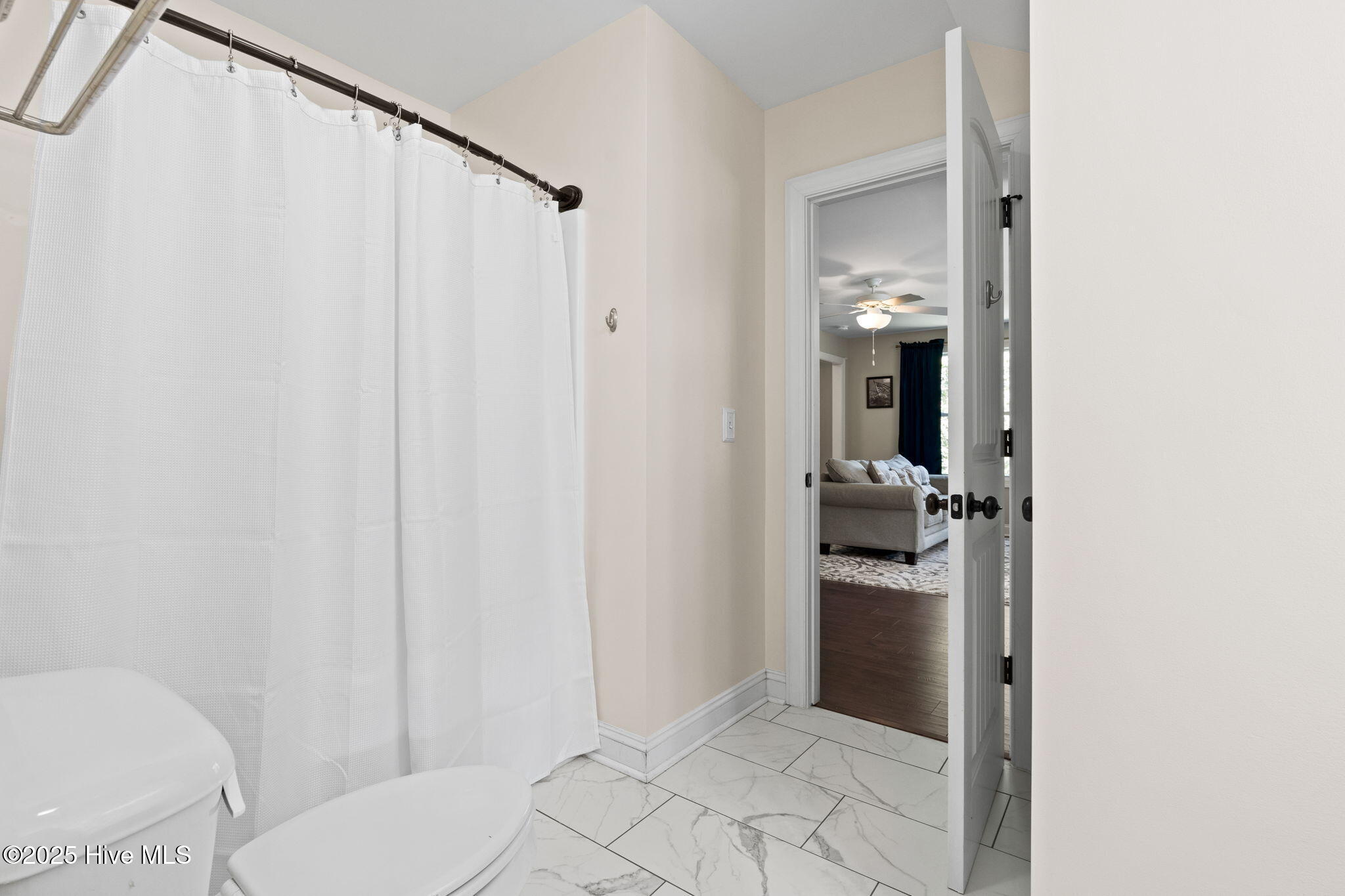 100521115 | Photo 42