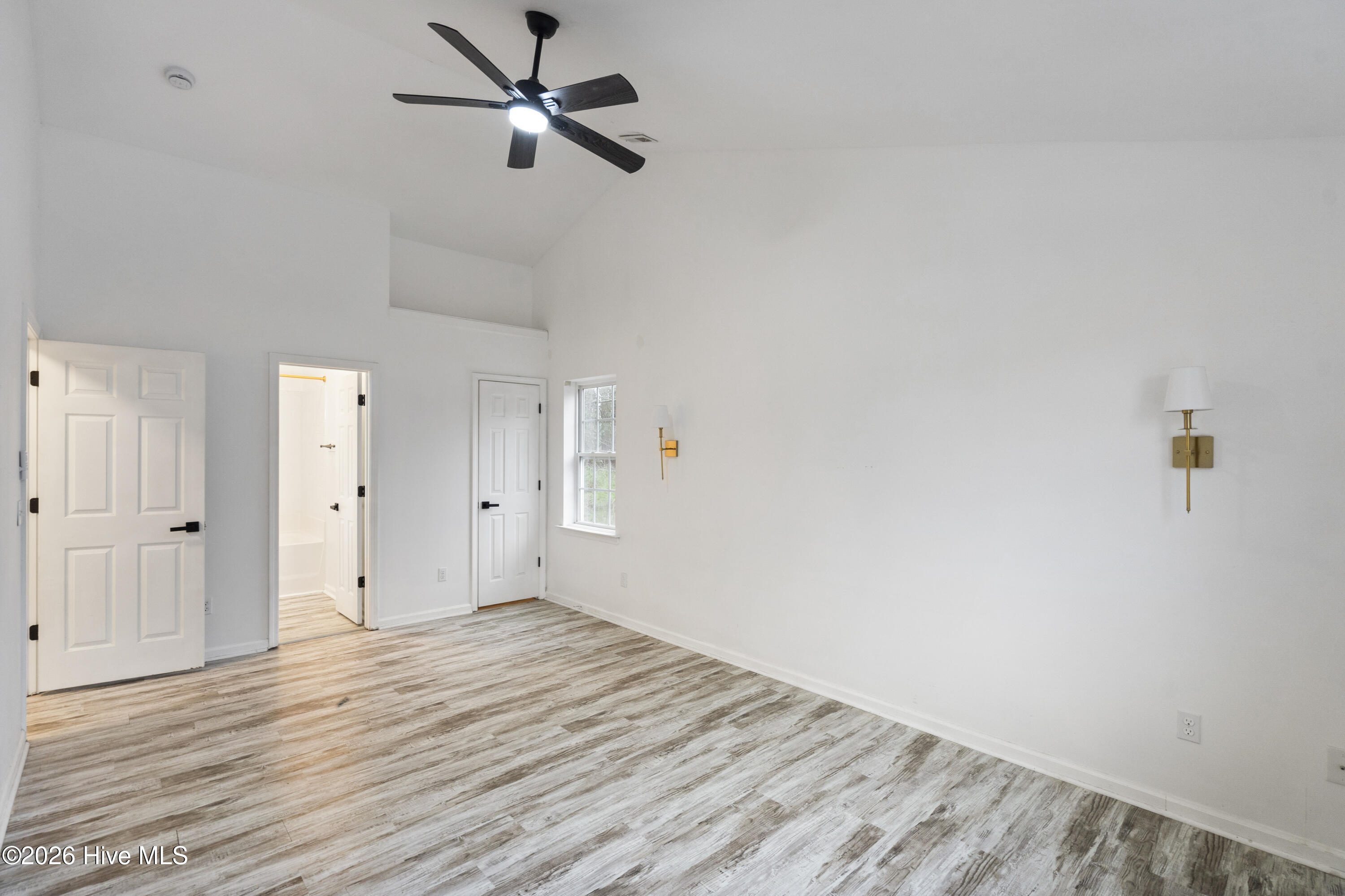 100557847 | Photo 19