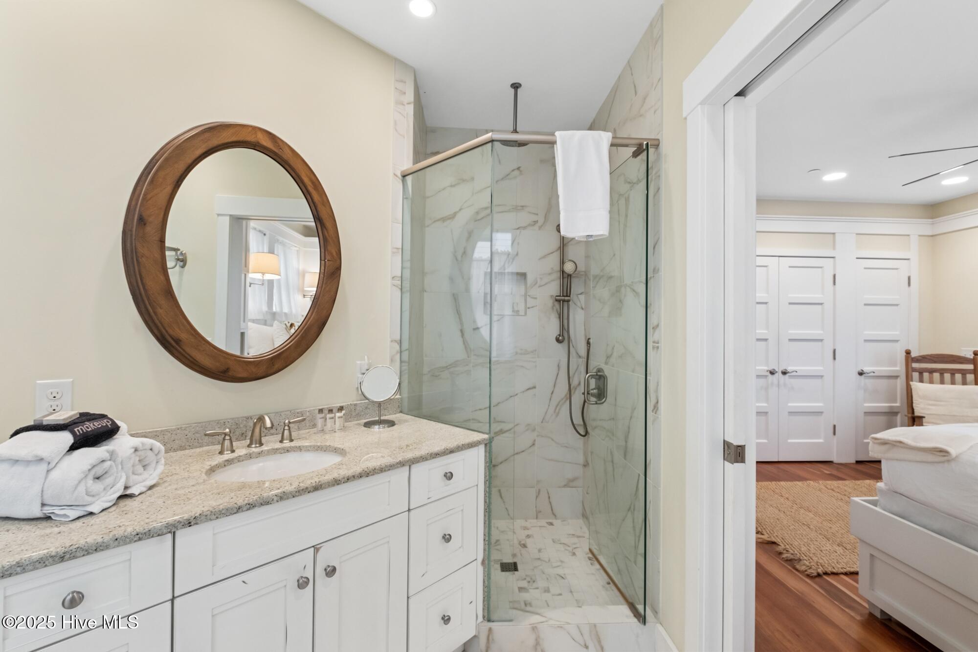 100492328 | Photo 26