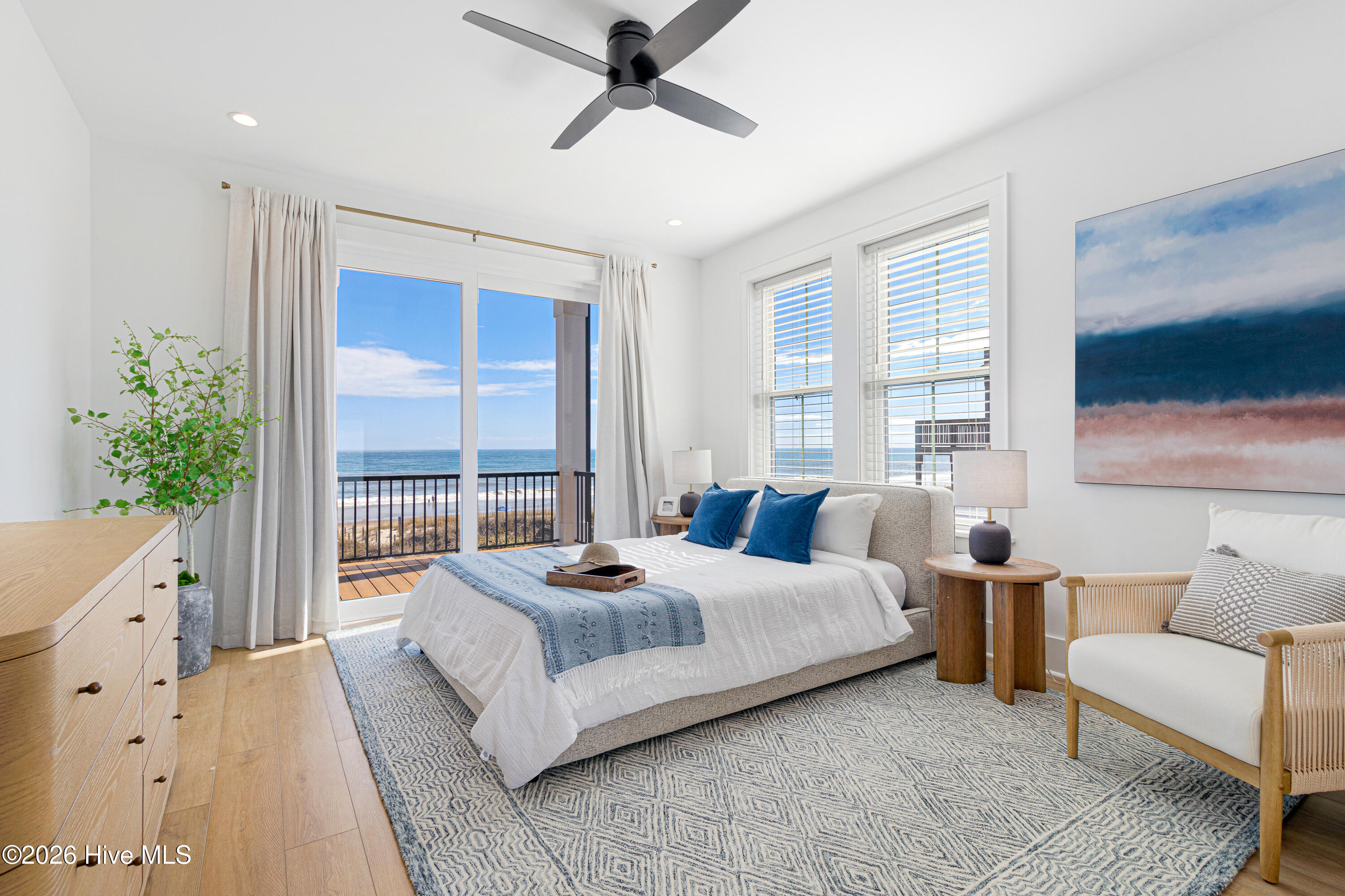 100567195 | Photo 25