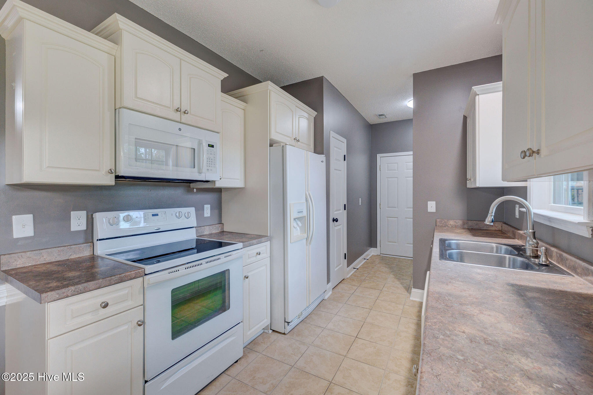 100530033 | Photo 11