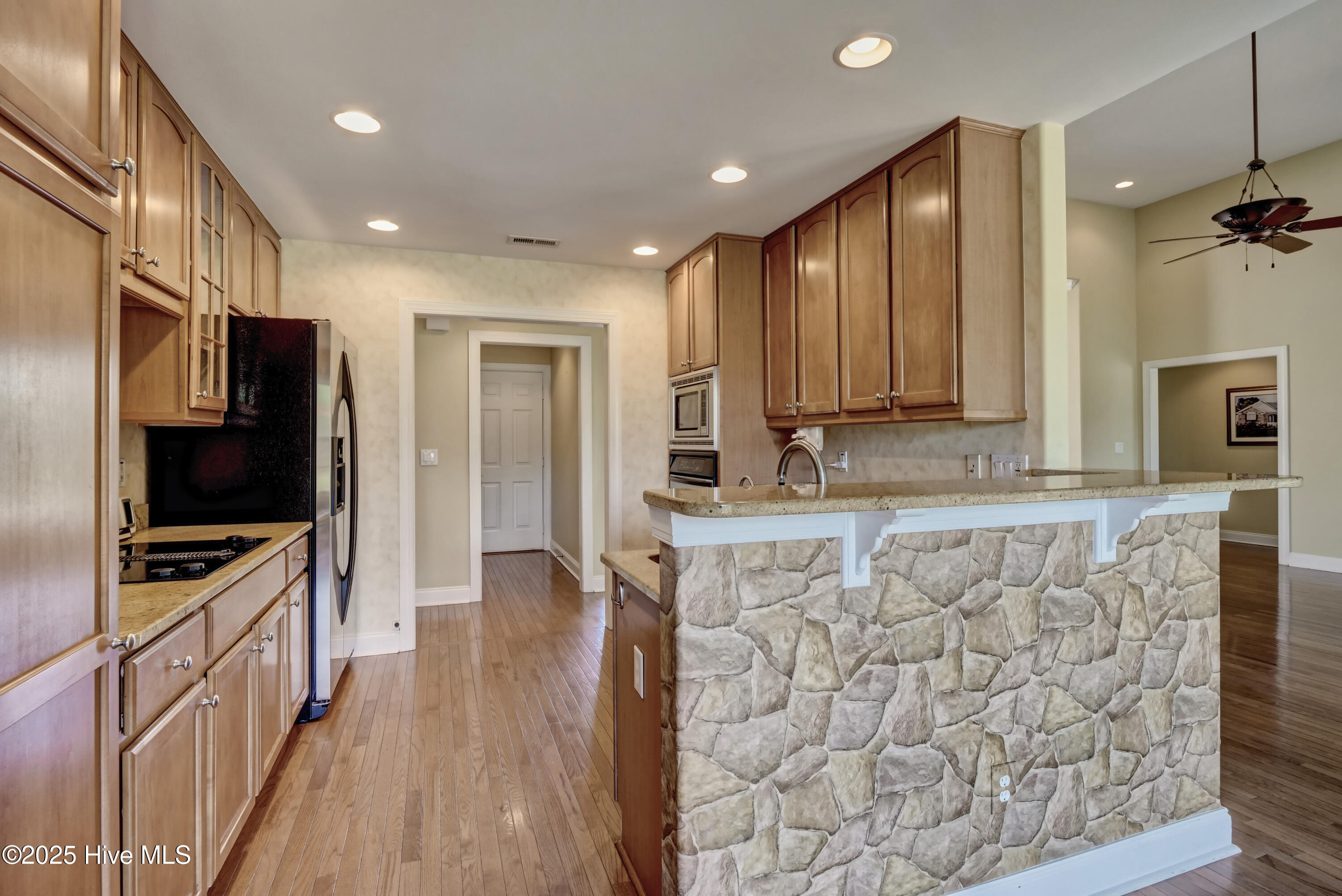 100539909 | Photo 12