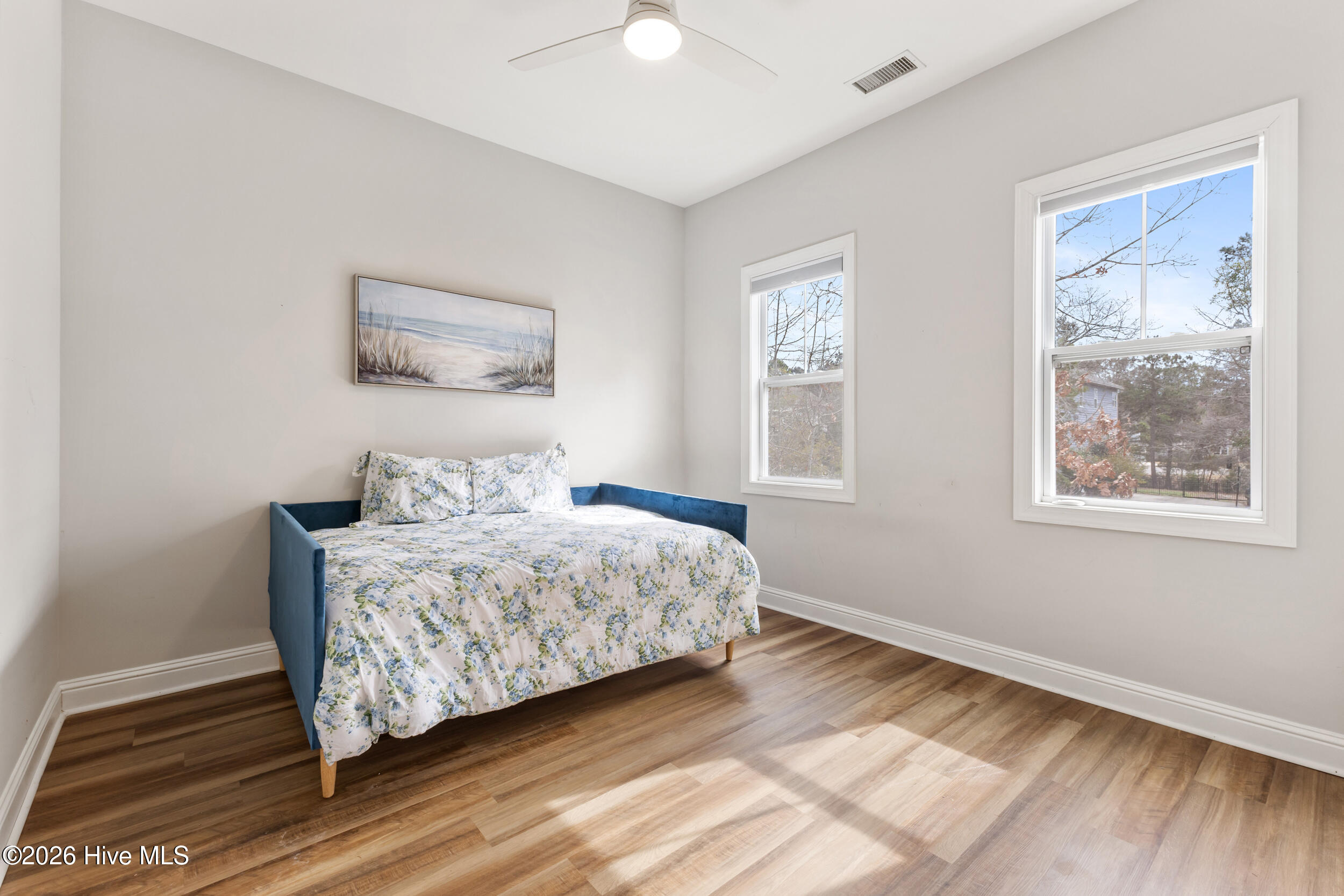 100557011 | Photo 33