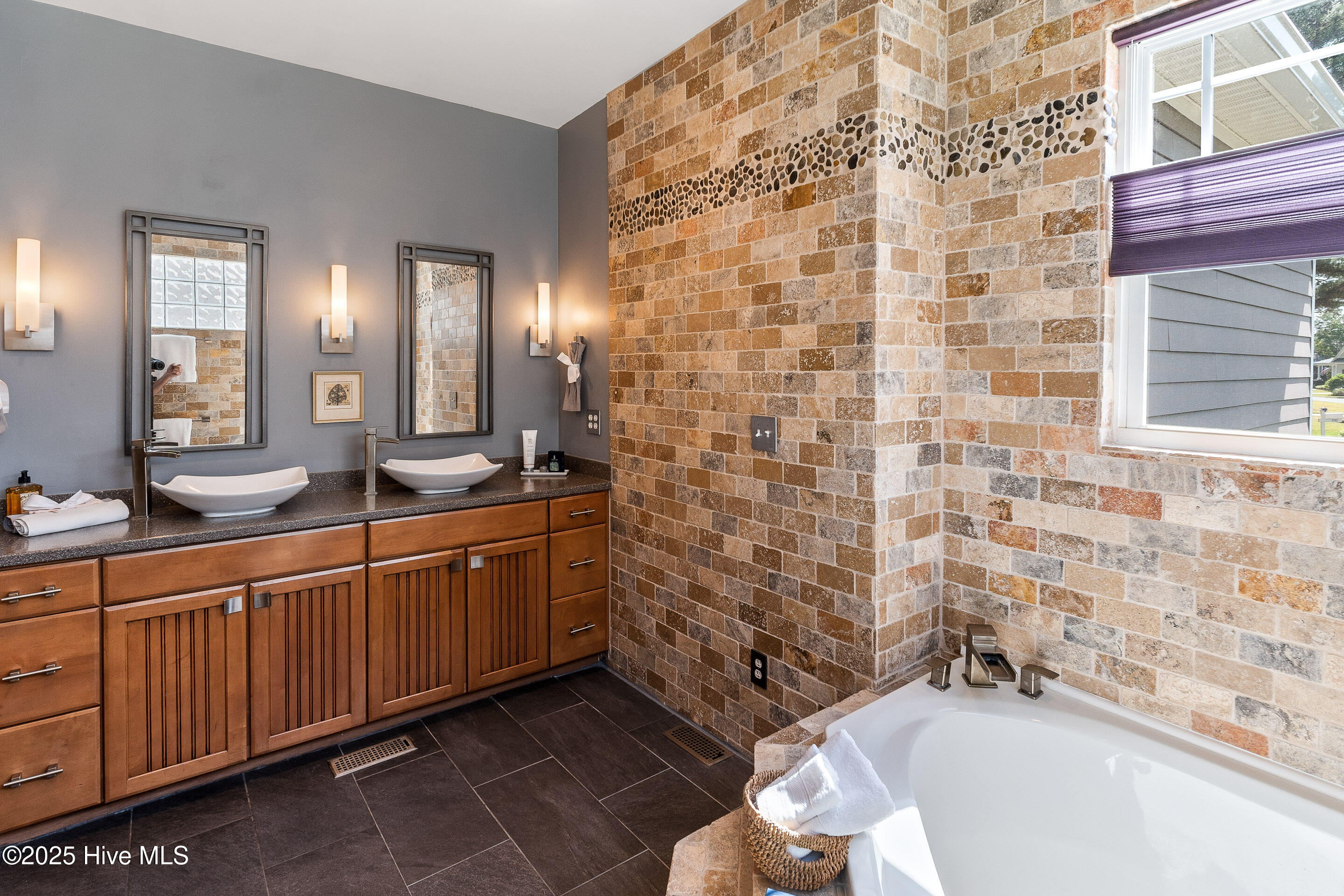 100505939 | Photo 30