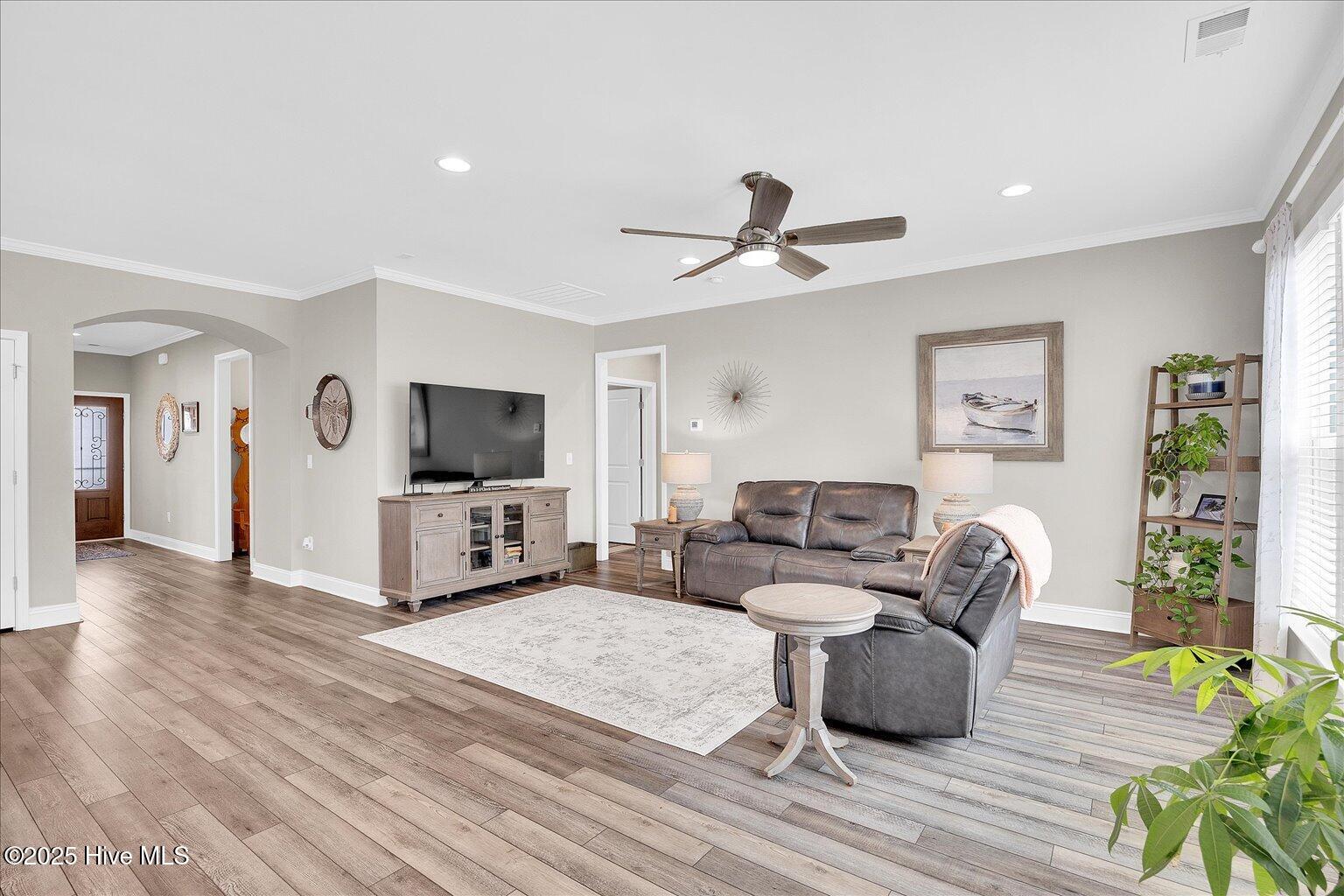 100509338 | Photo 16