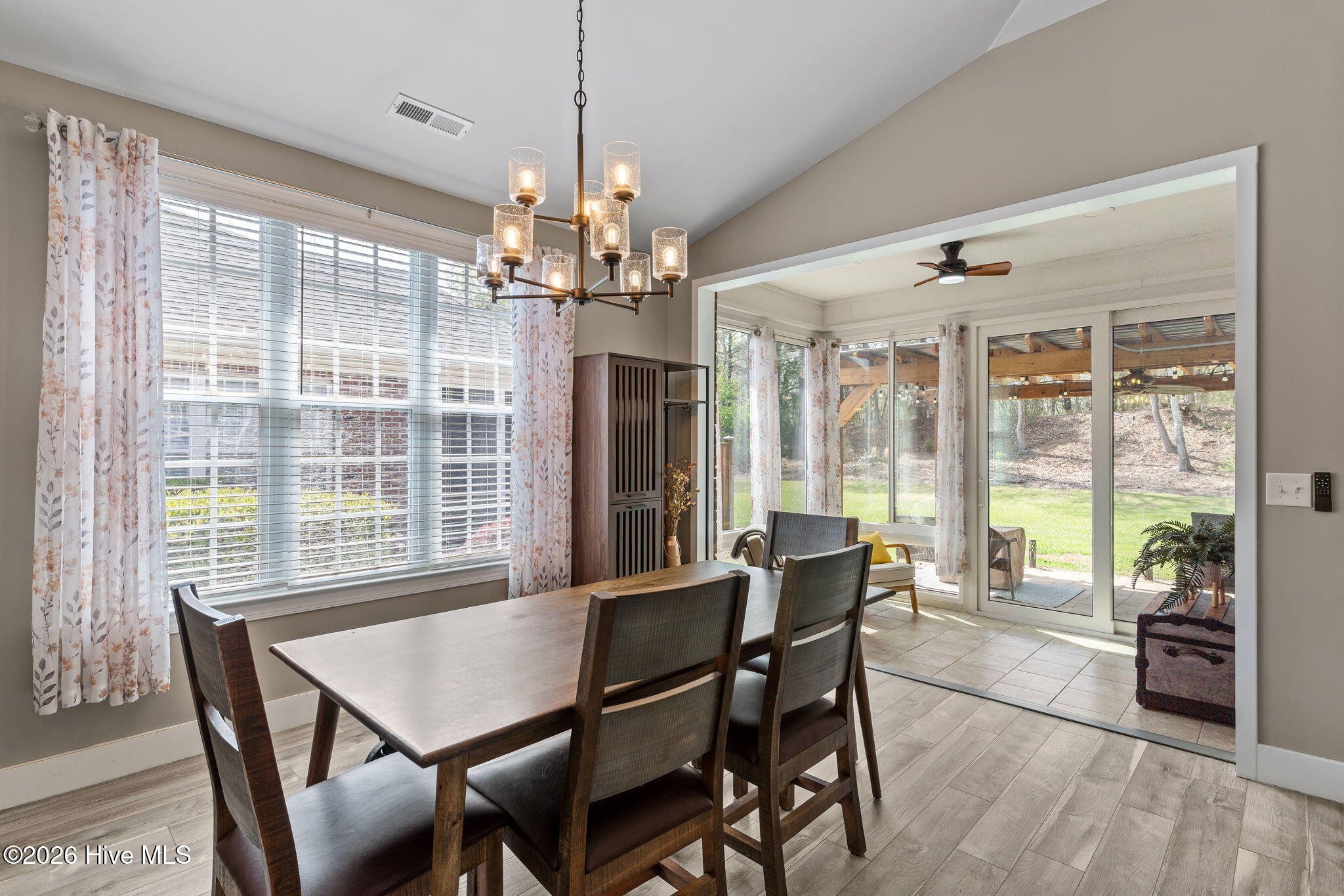 100562744 | Photo 24