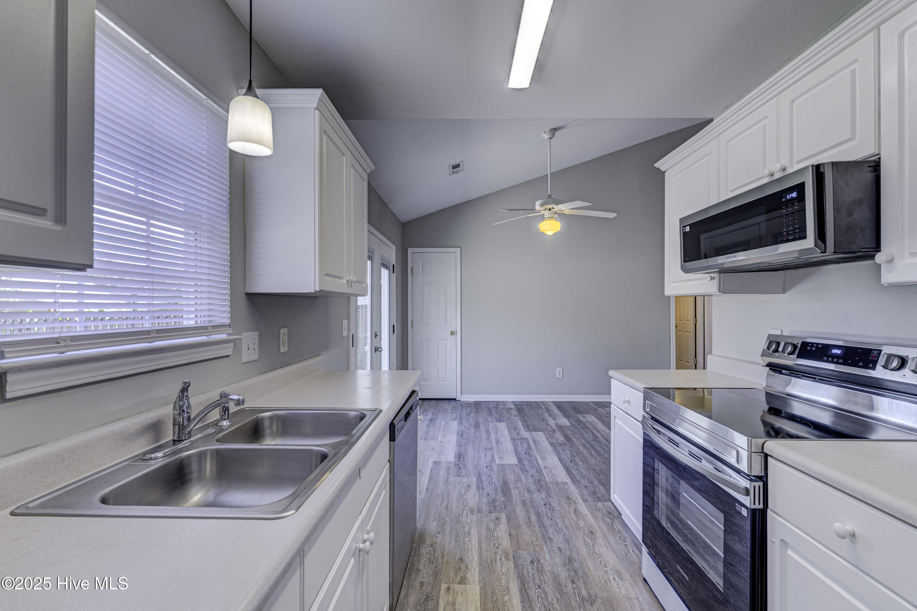 100531286 | Photo 23