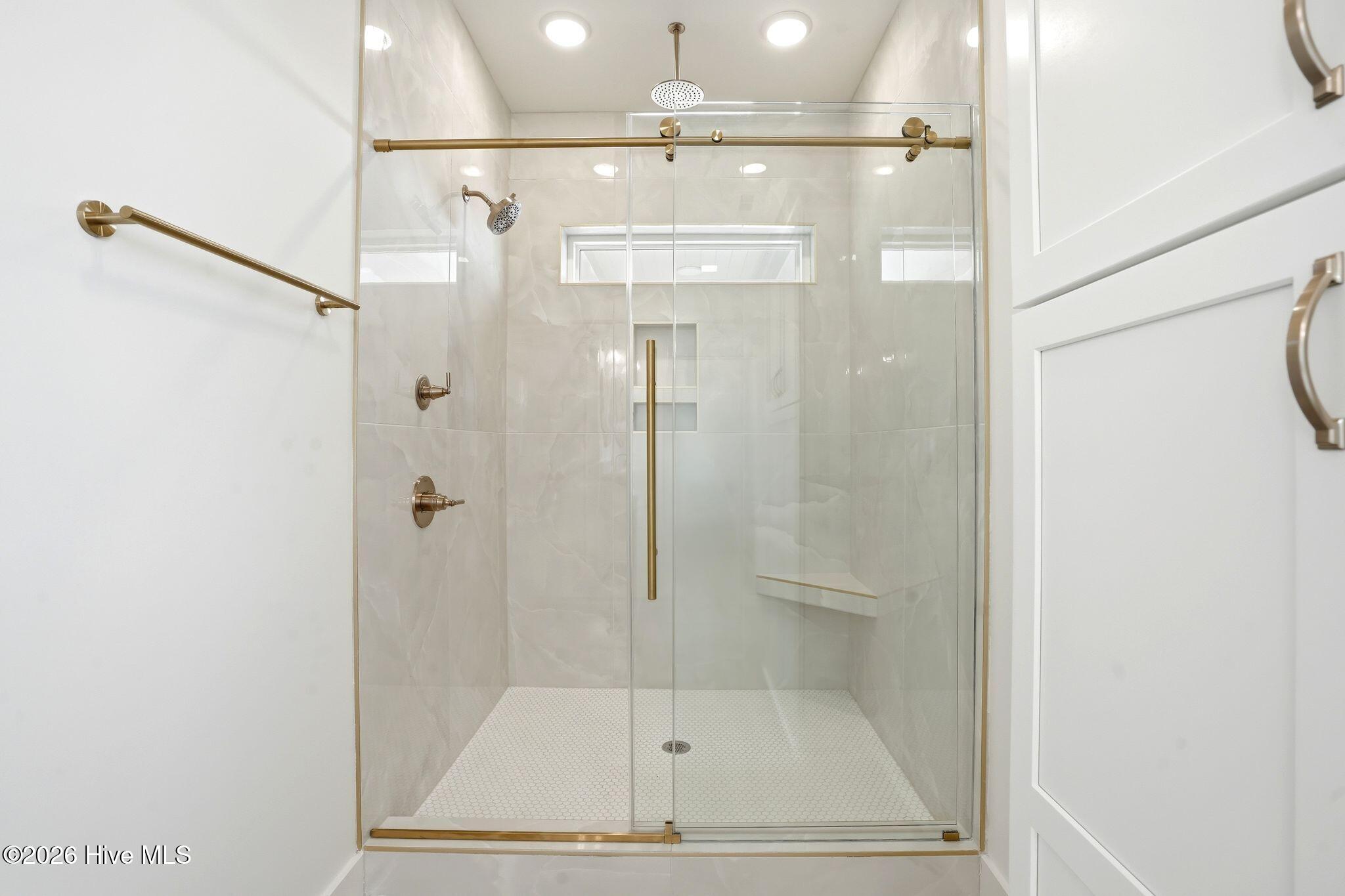 100561284 | Photo 85