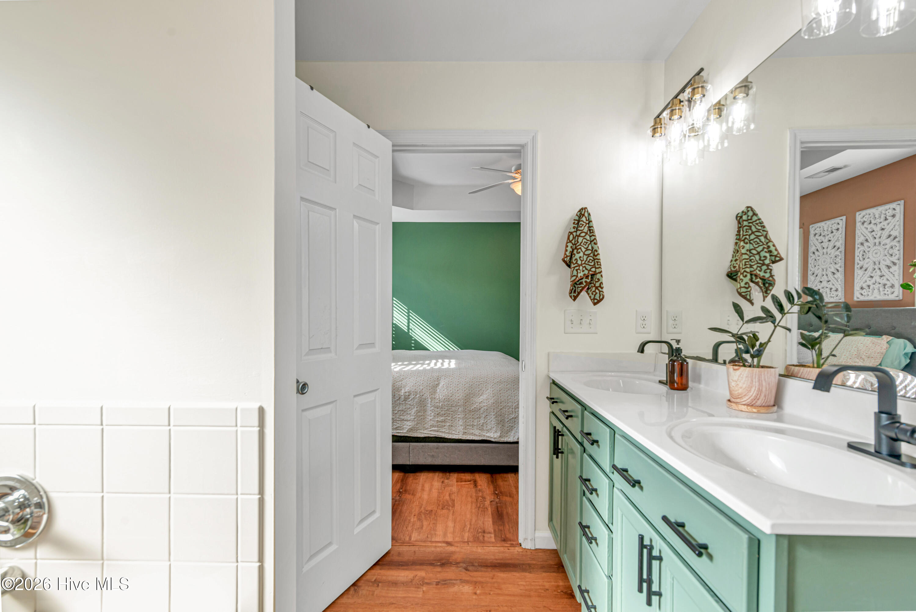 100558524 | Photo 32