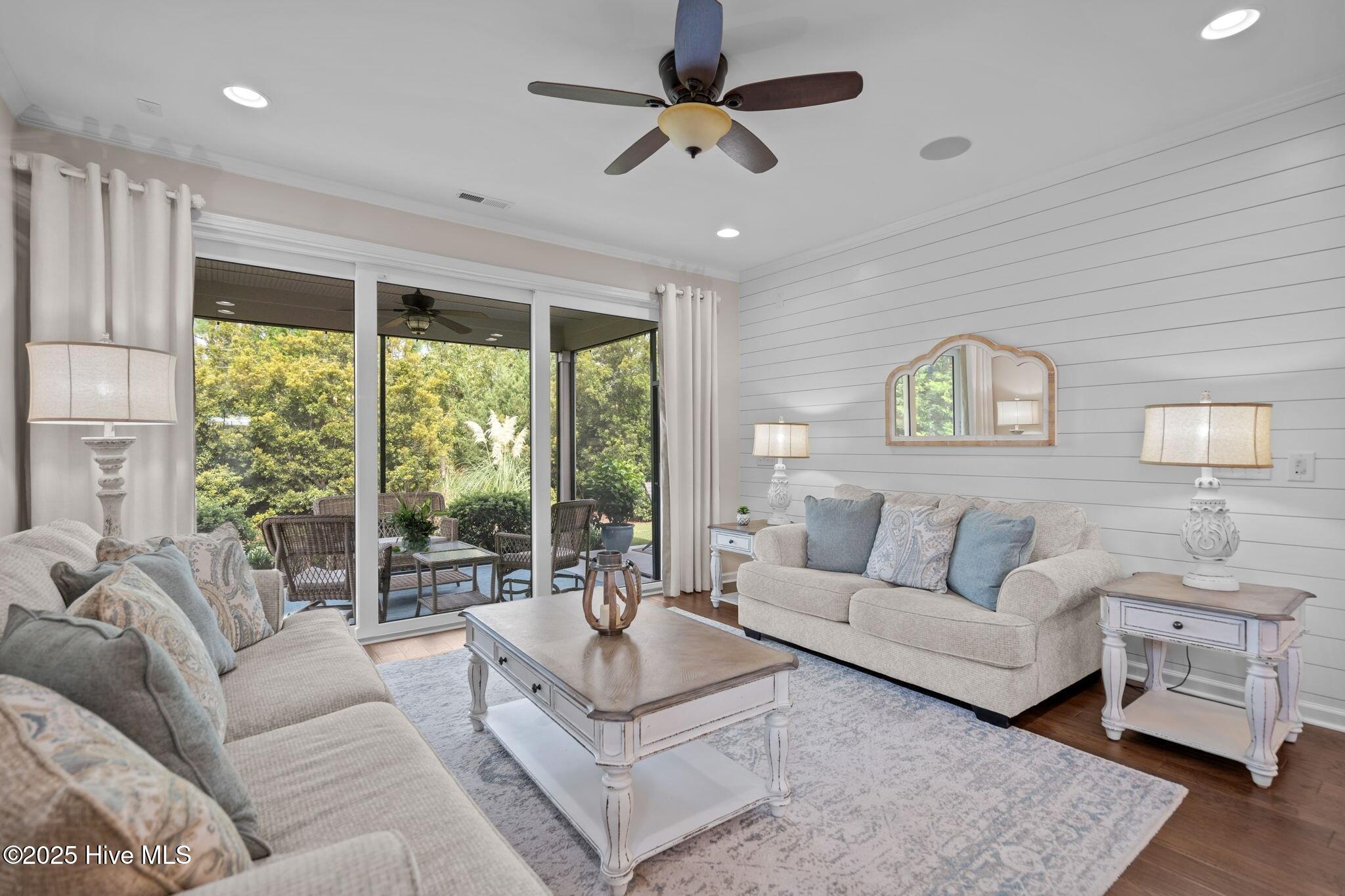 100528063 | Photo 18